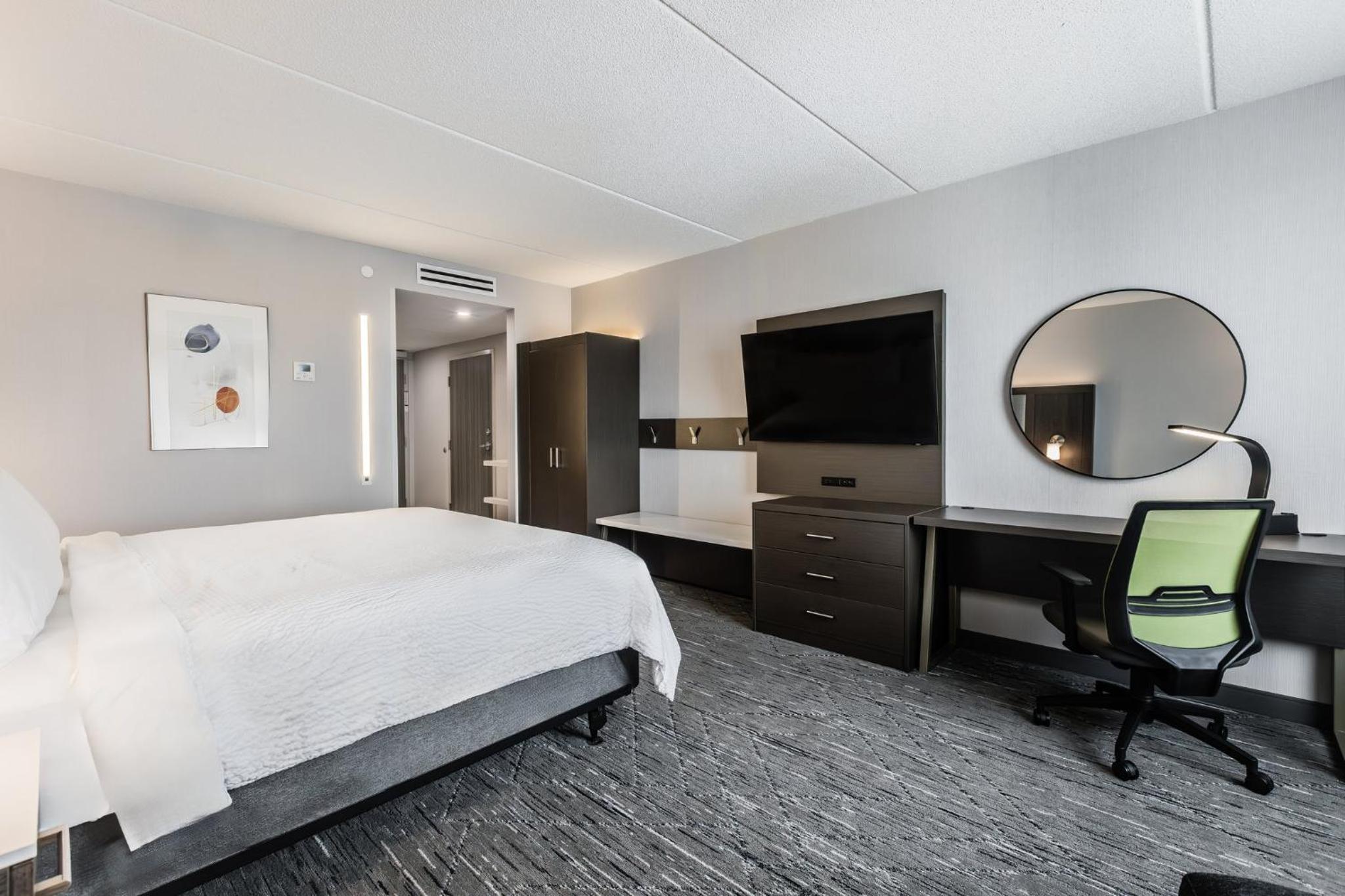 Standard King Room with Mobility Accessible Tub - Photo 1