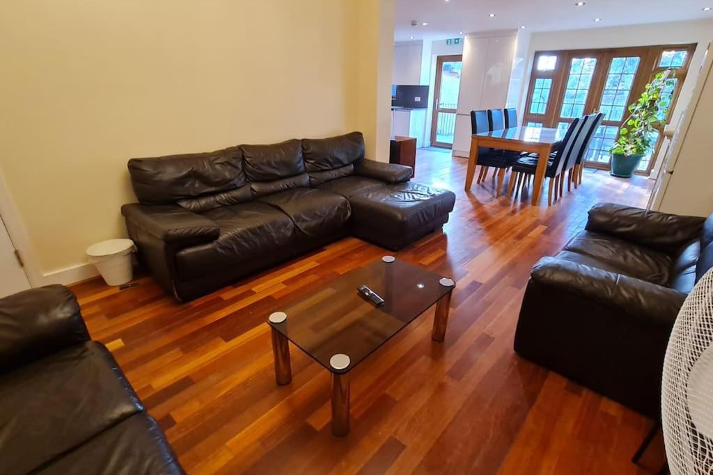 Eight-Bedroom House photo 1