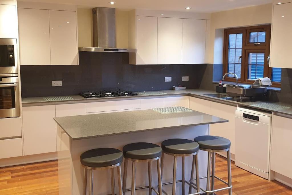 Eight-Bedroom House photo 2