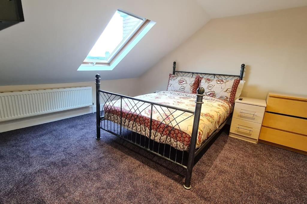 Eight-Bedroom House photo 3
