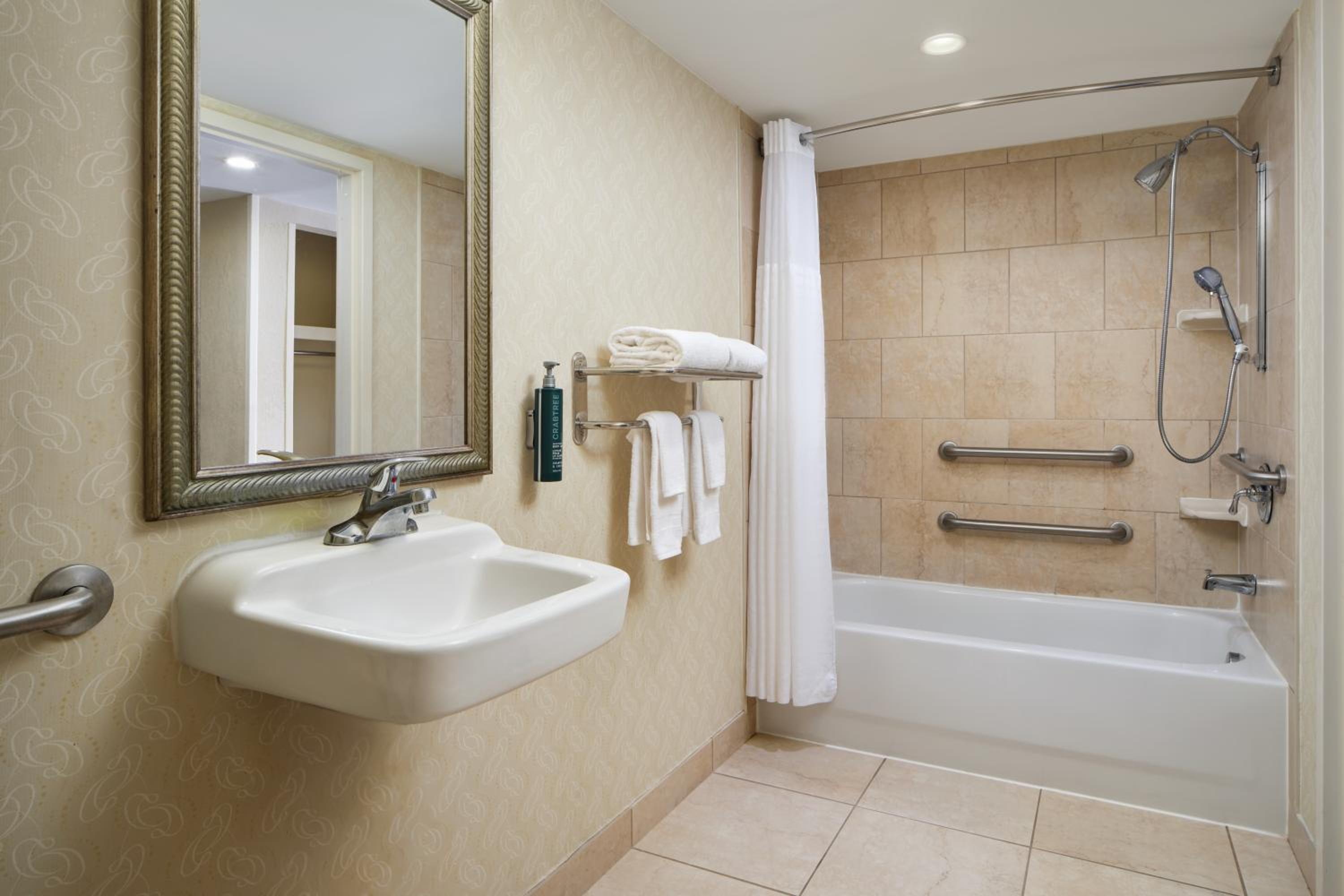King Room Accessible Tub - Mobility Access/Non-Smoking - Photo 8