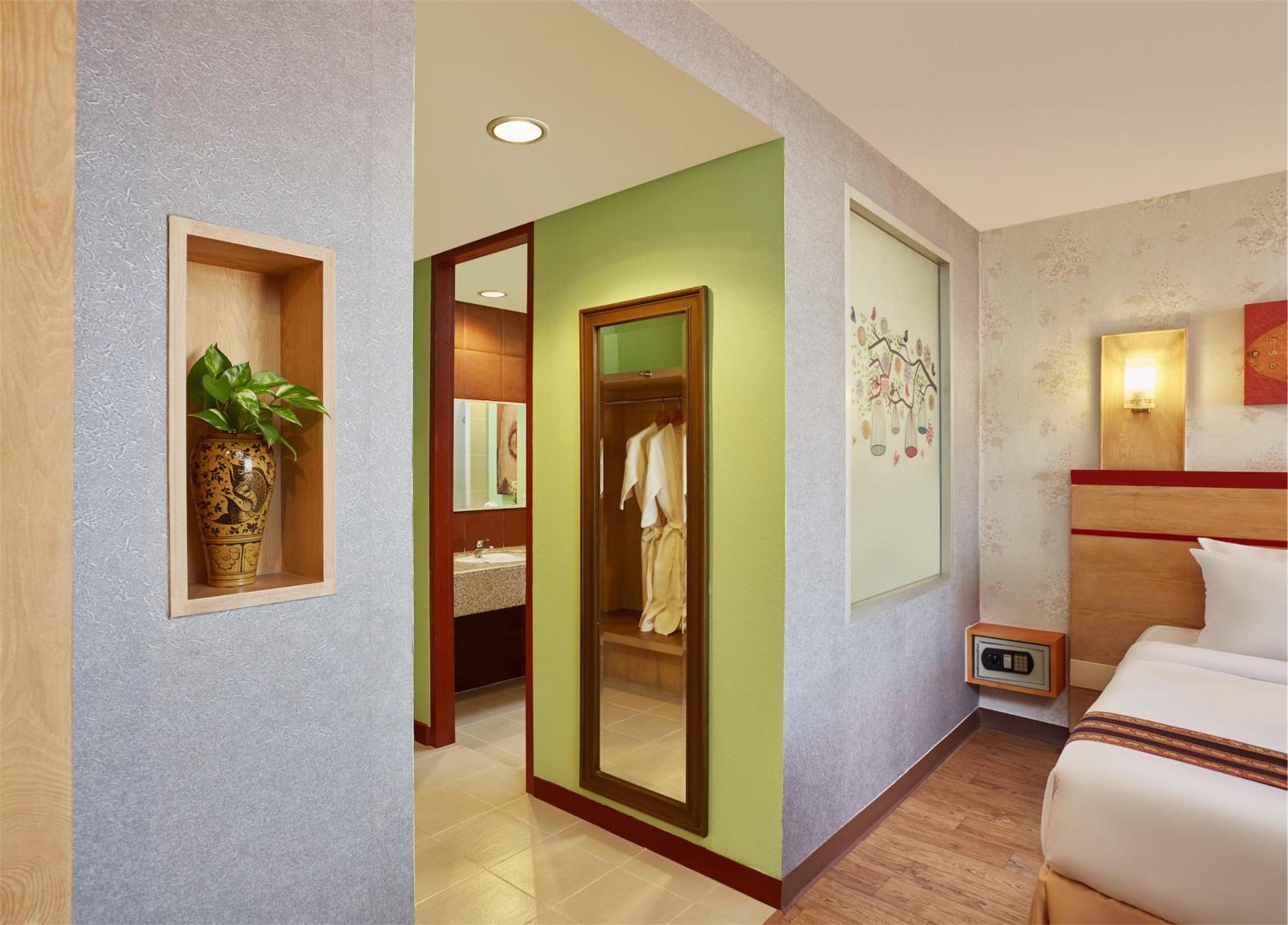 Deluxe King Room - Photo 5