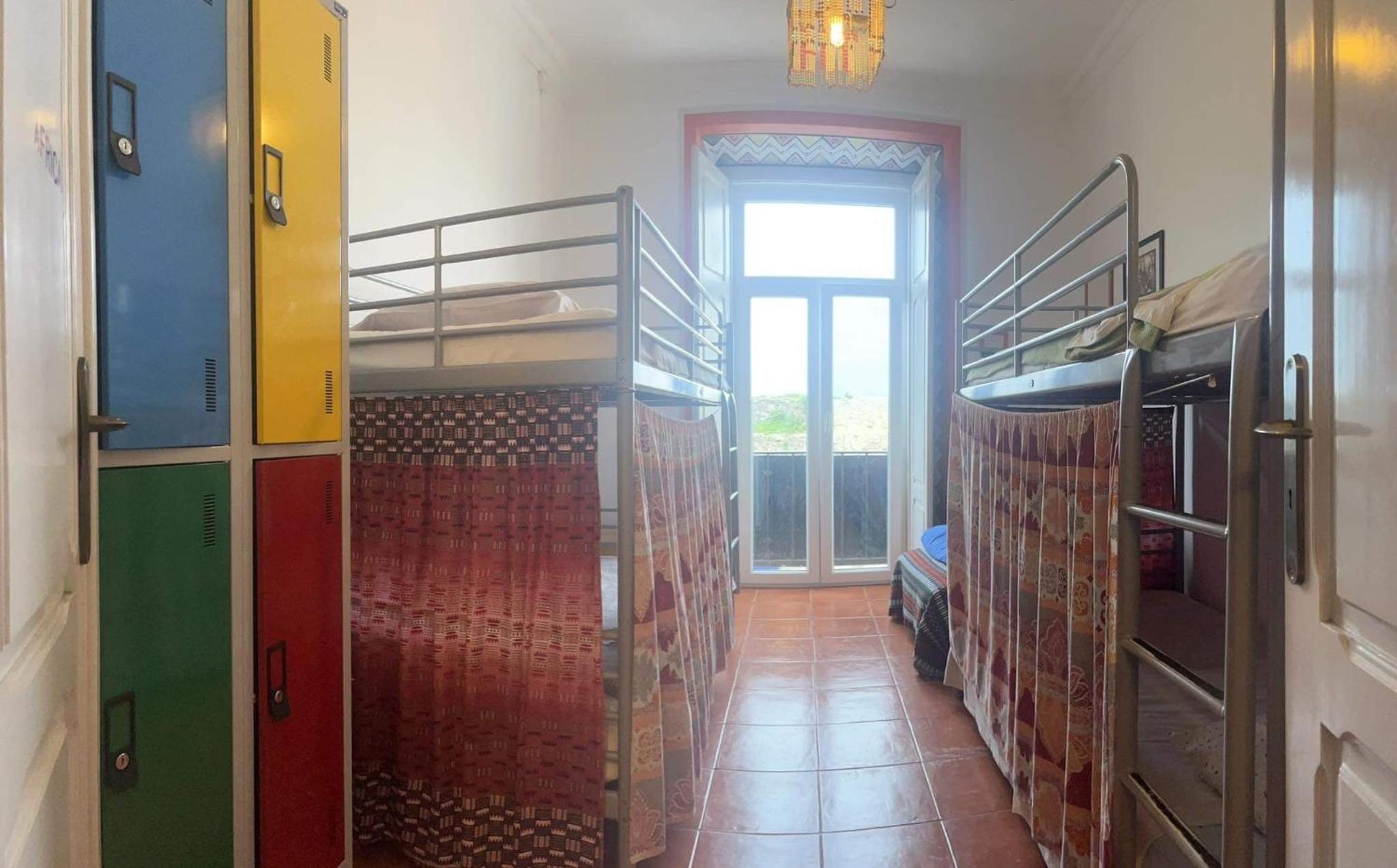 Bed in 4-Bed Mixed Dormitory Room photo 3