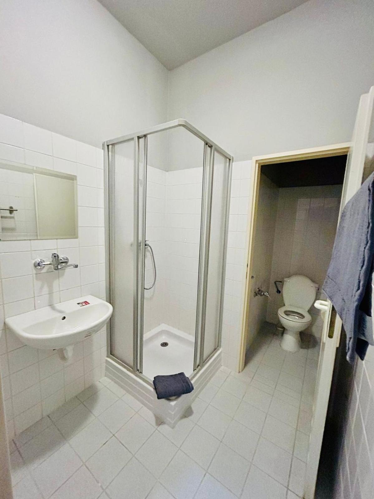 Economy Twin Room - Photo 3