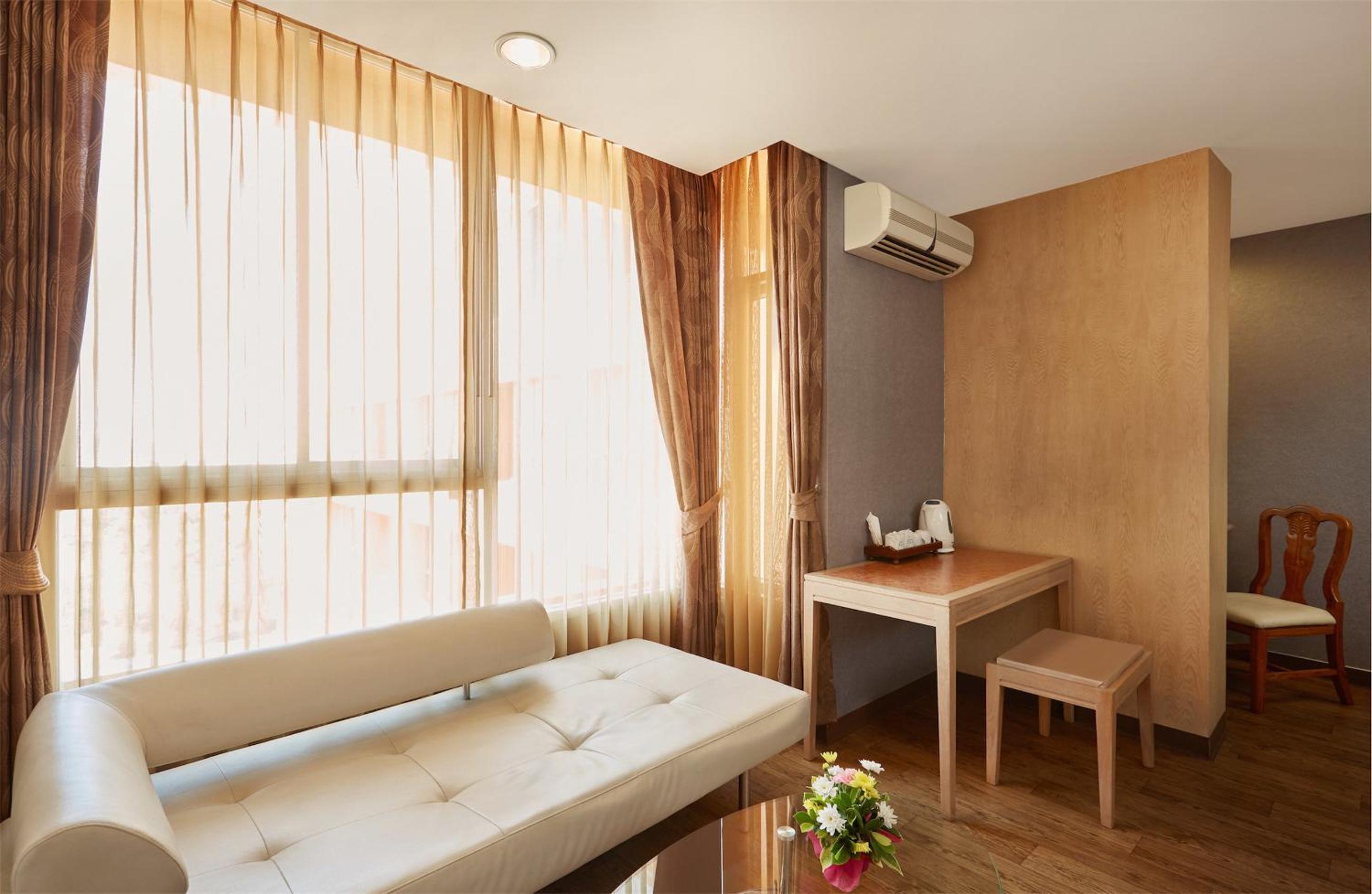 Deluxe King Room - Photo 6