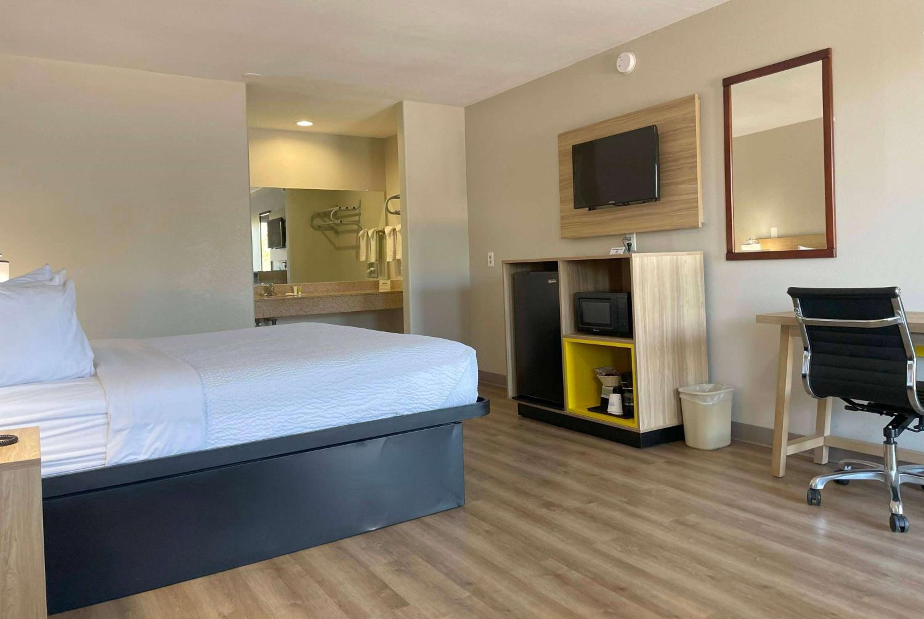 King Room with Bath Tub - Mobility/Hearing Accessible - Non-Smoking photo 1
