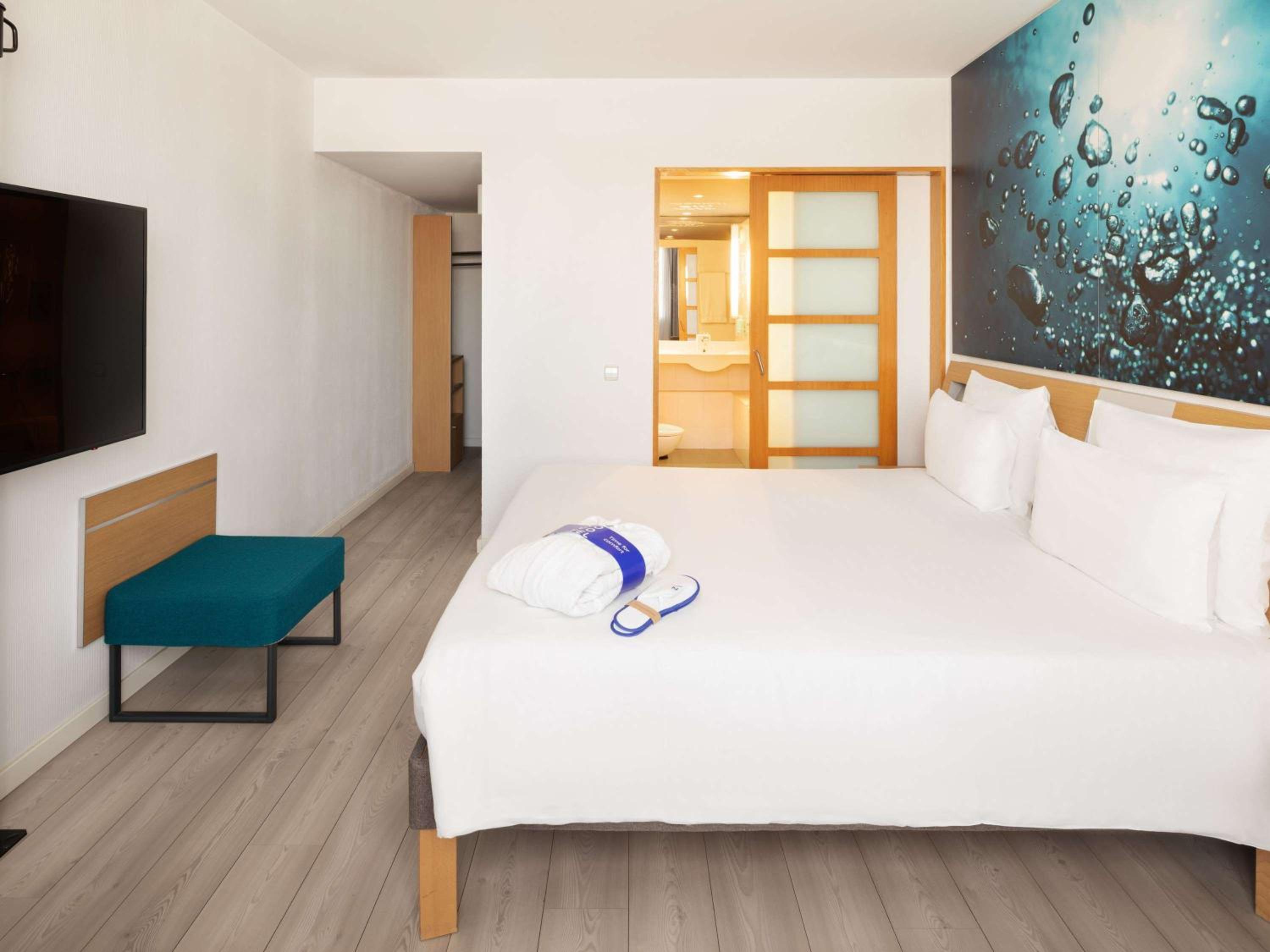 Executive Room with 1 Queen bed - Photo 13