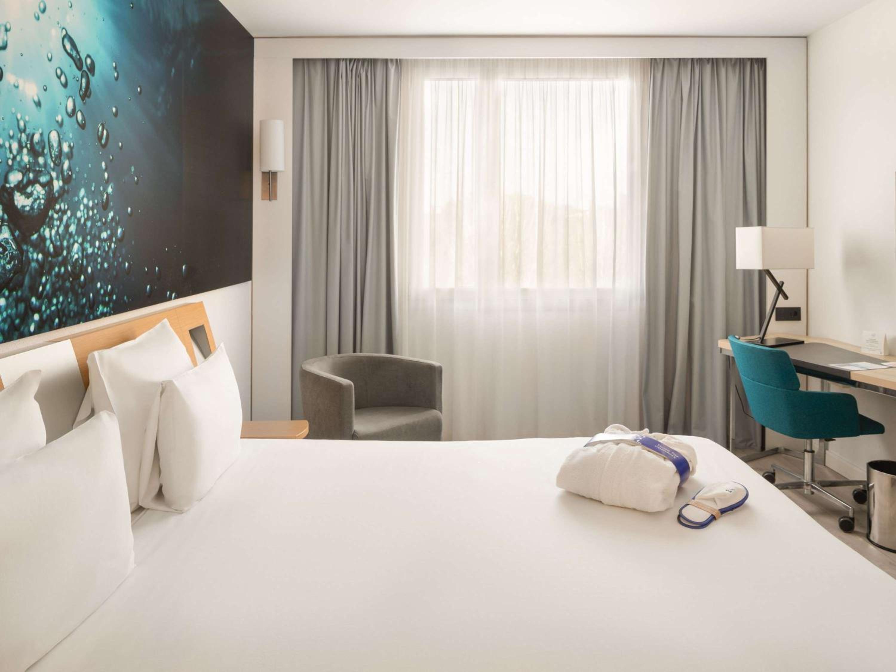 Executive Room with 1 Queen bed - Photo 11