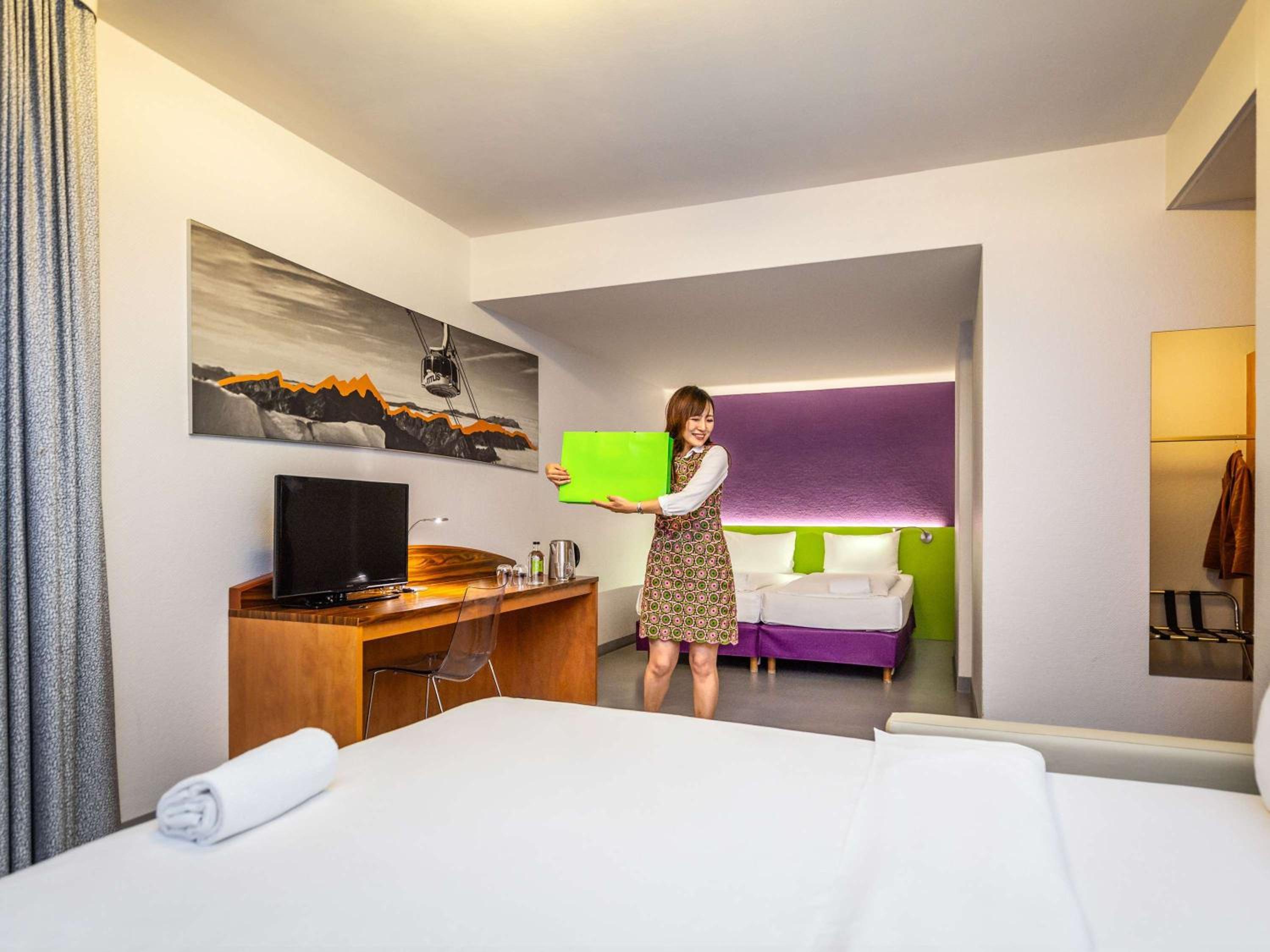 Standard Twin Room with Sofa - Photo 11