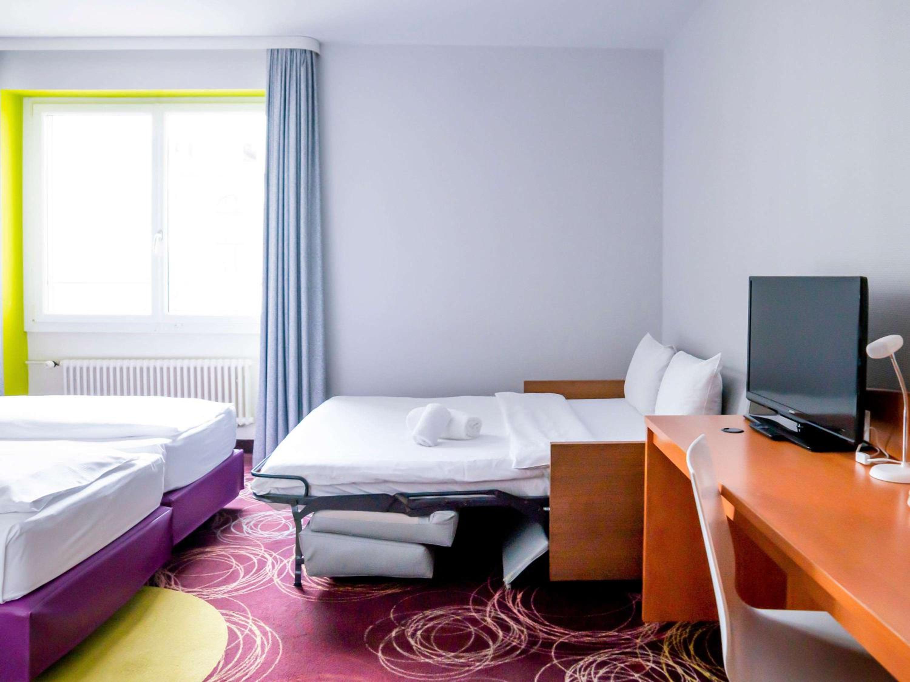 Standard Twin Room with Sofa - Photo 10