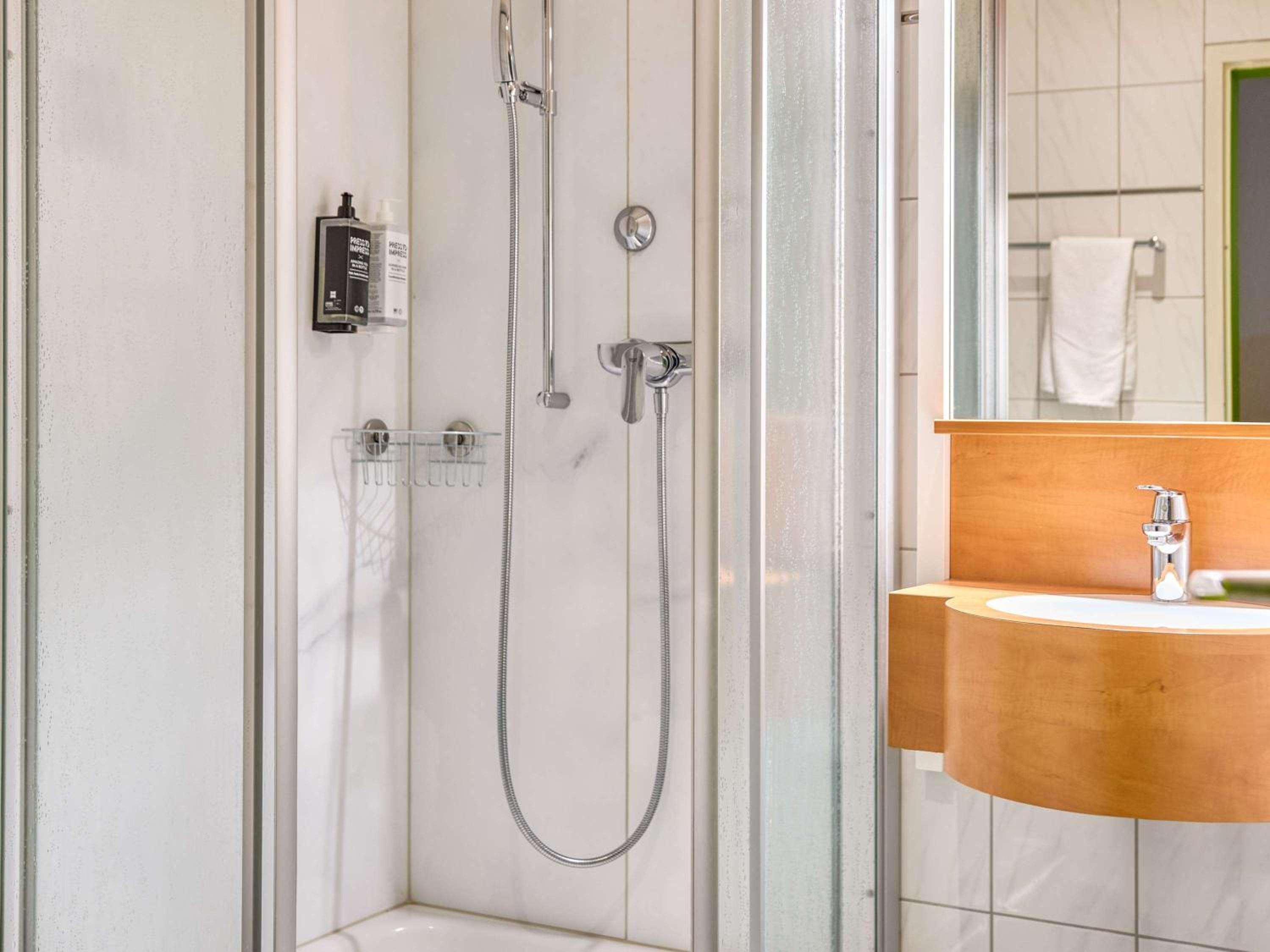 Standard Twin Room - Photo 10