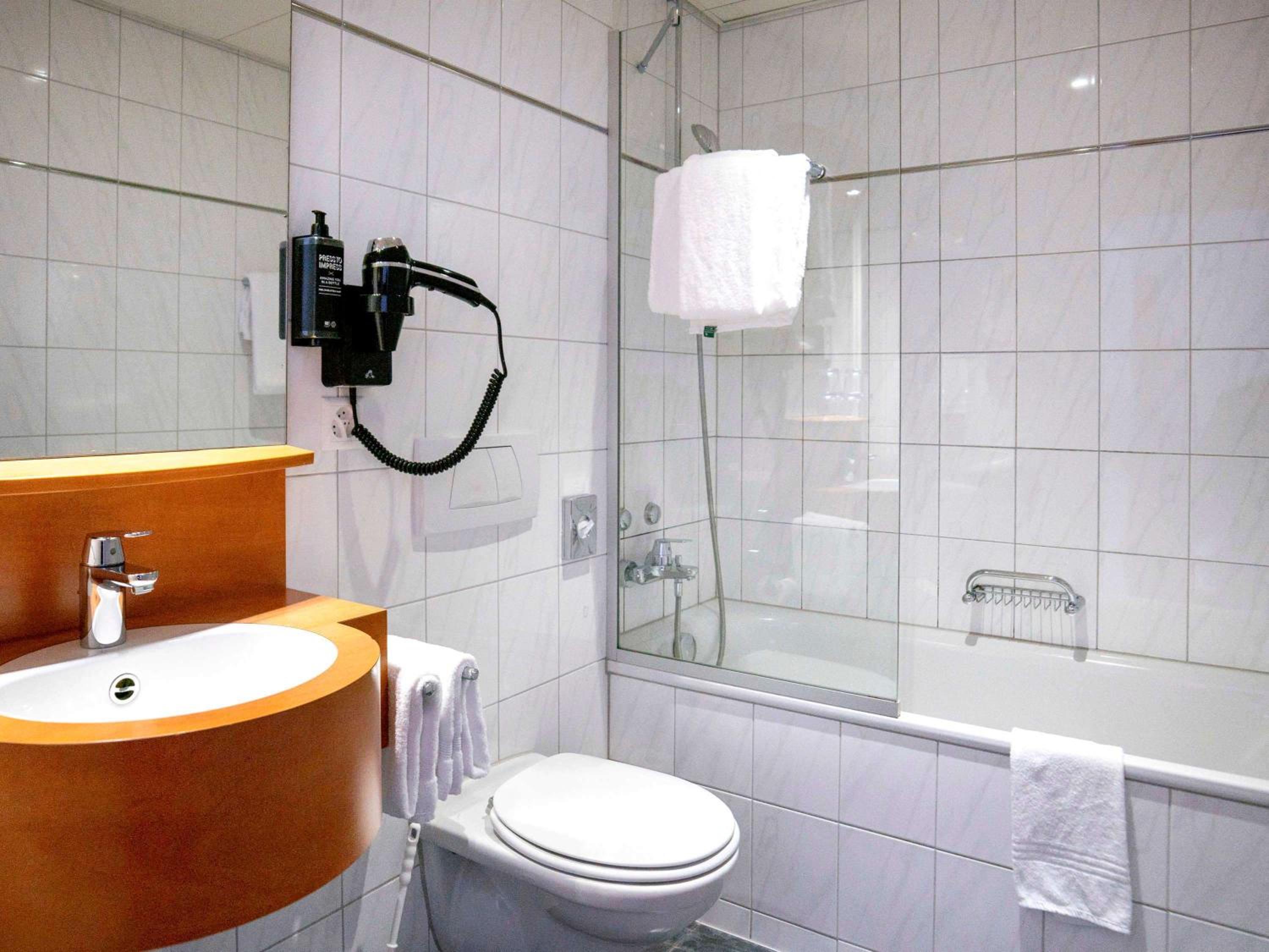 Standard King Room - Photo 9