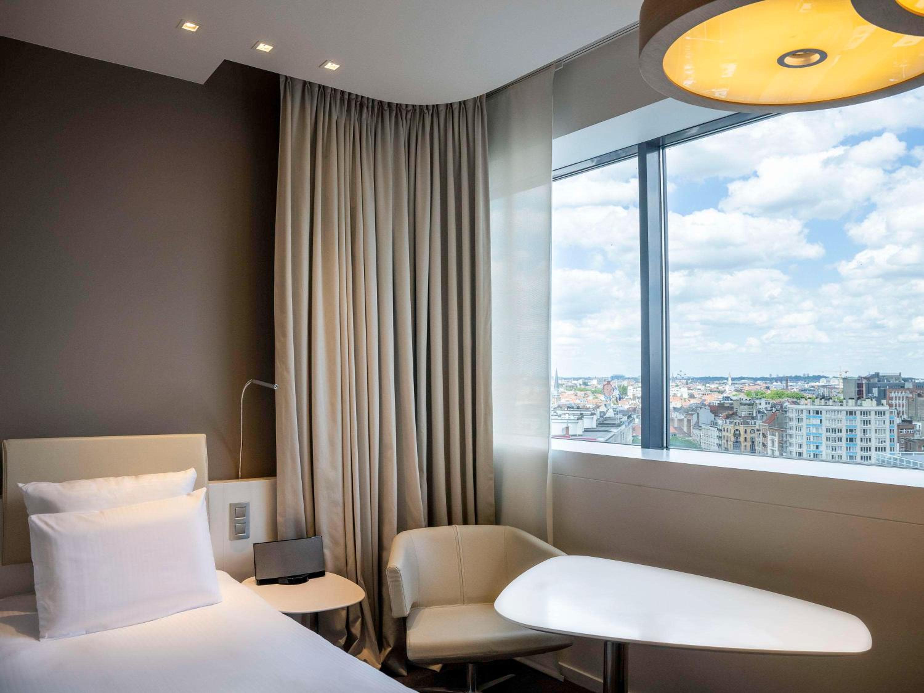 Superior King Room with City View