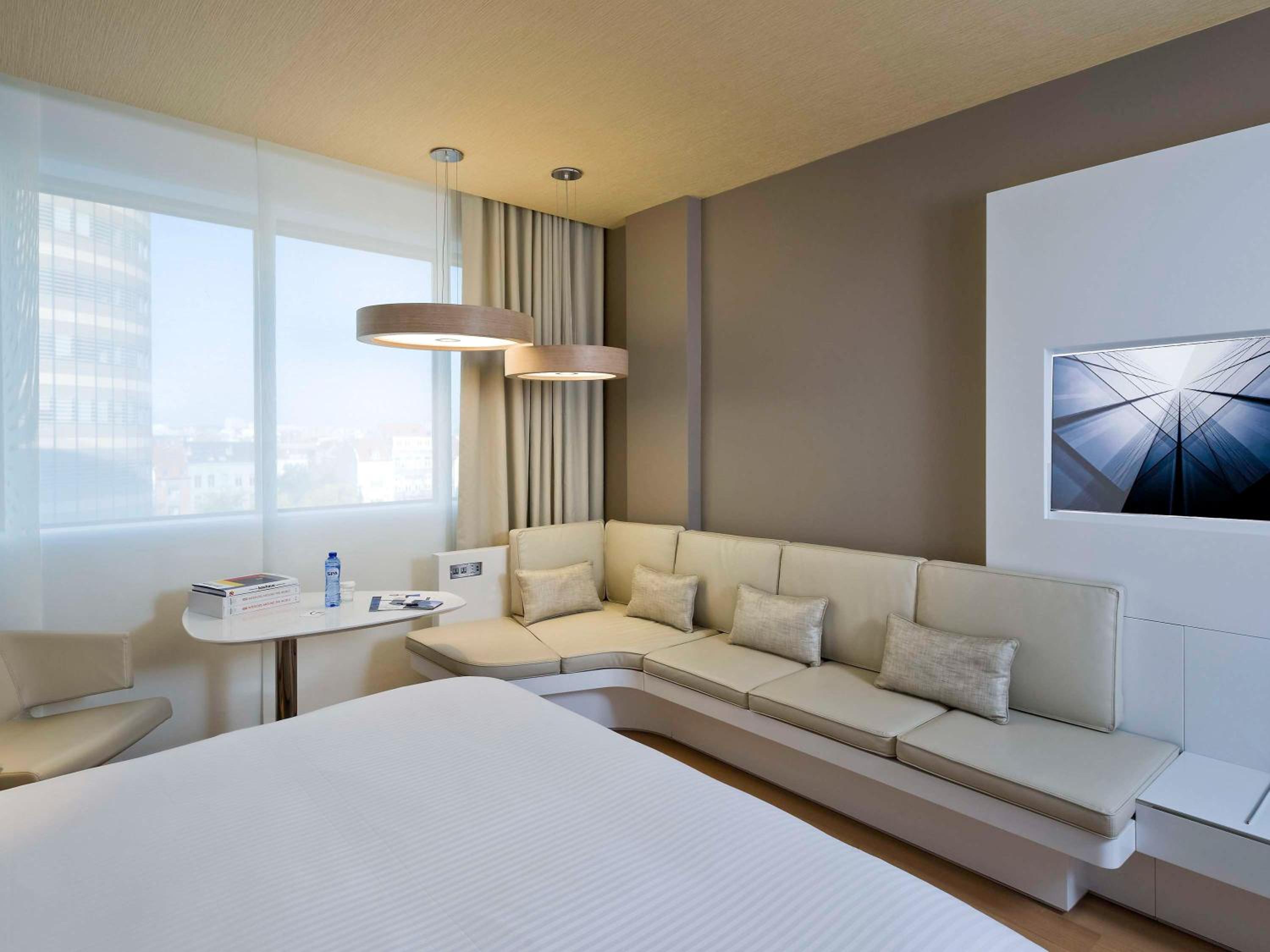 Superior King Room with City View