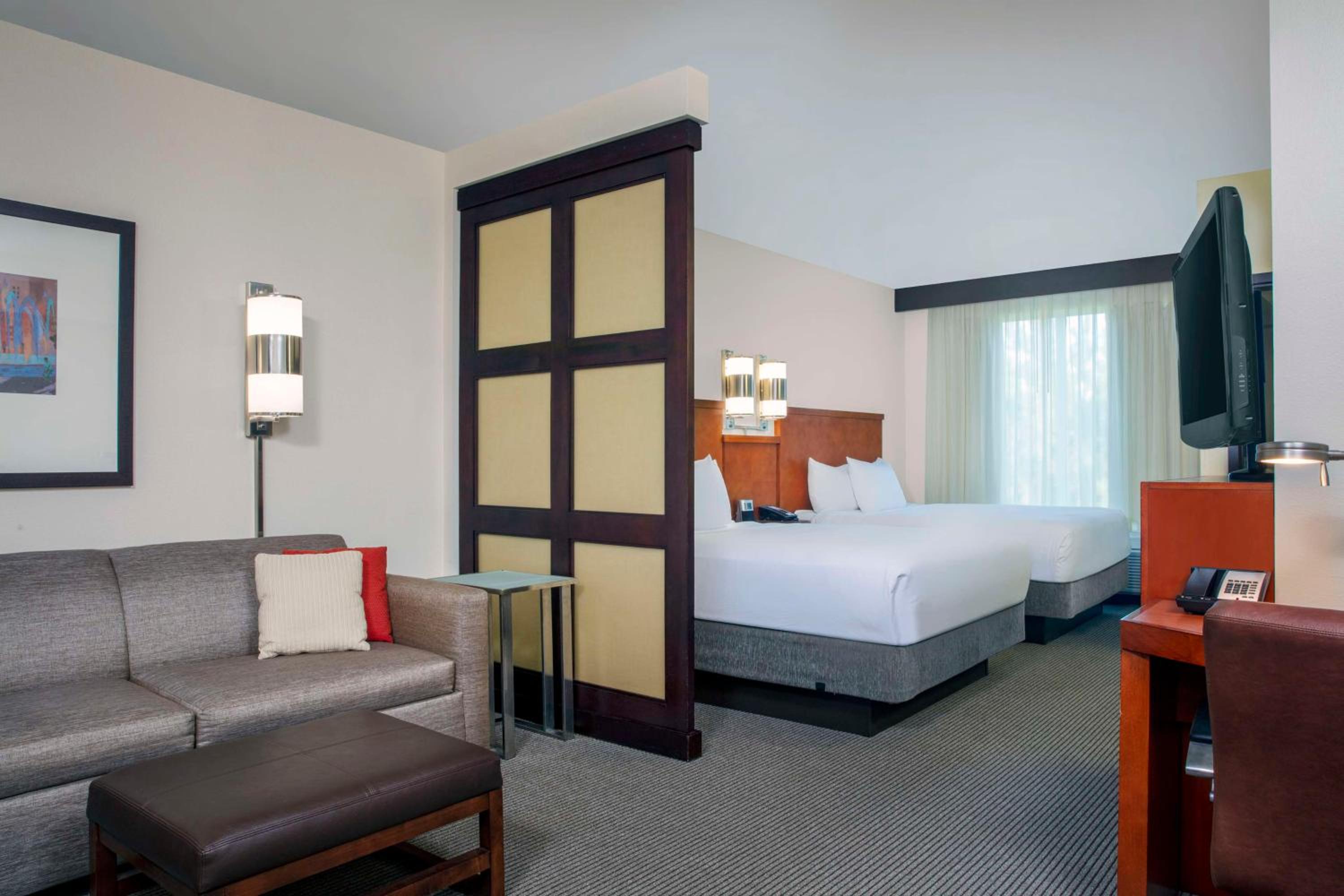 Queen Room with Two Queen Beds and Sofa Bed - High Floor photo 1
