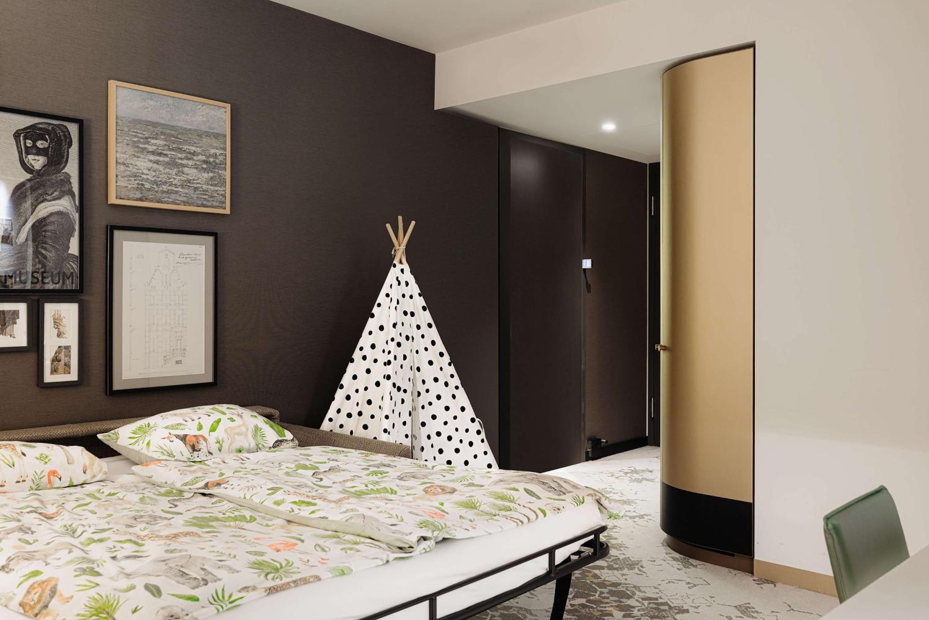 KING FAMILY SUITE WITH LOUNGE ACCESS