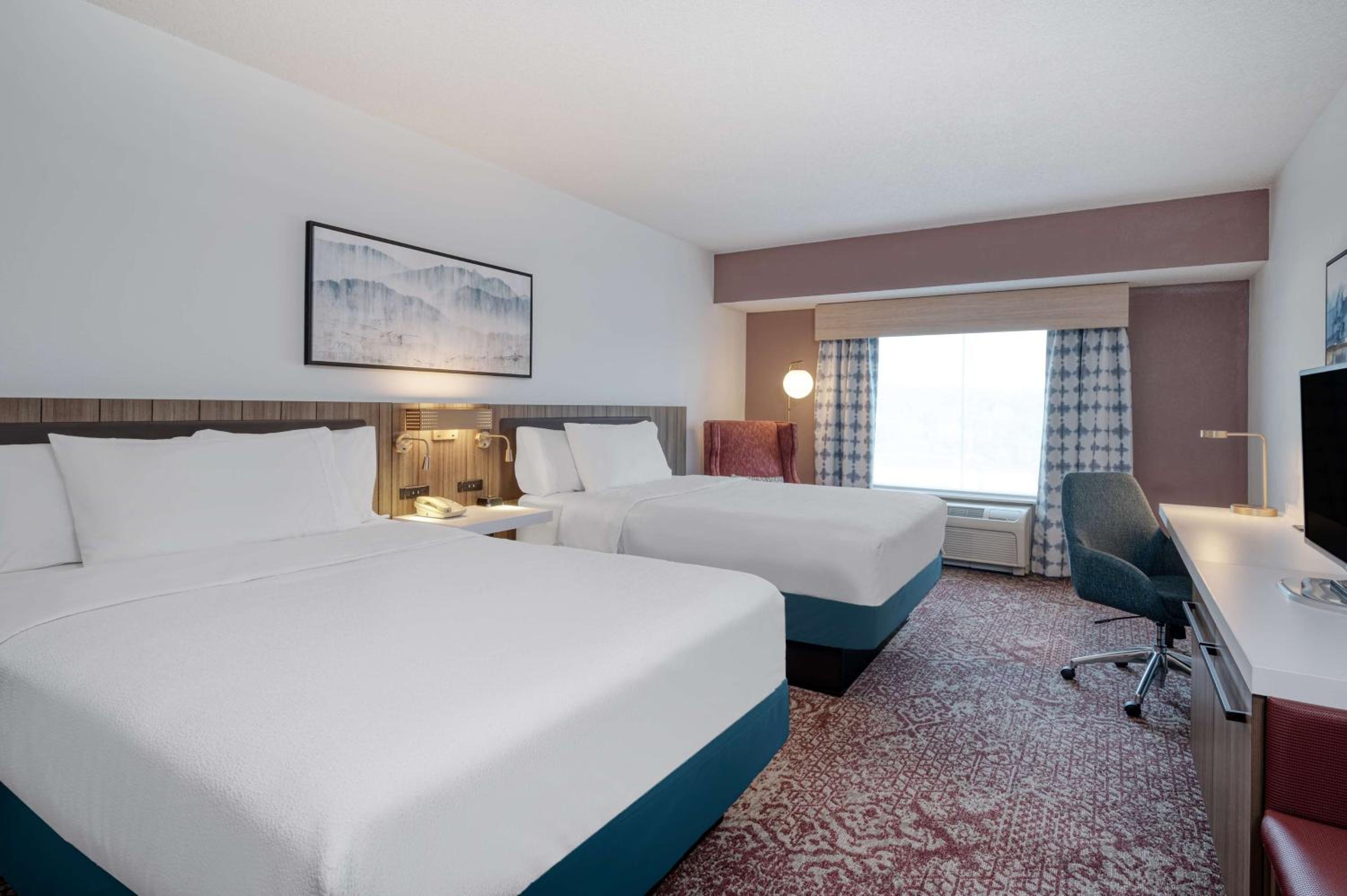 Queen Room with Two Queen Beds - Photo 3