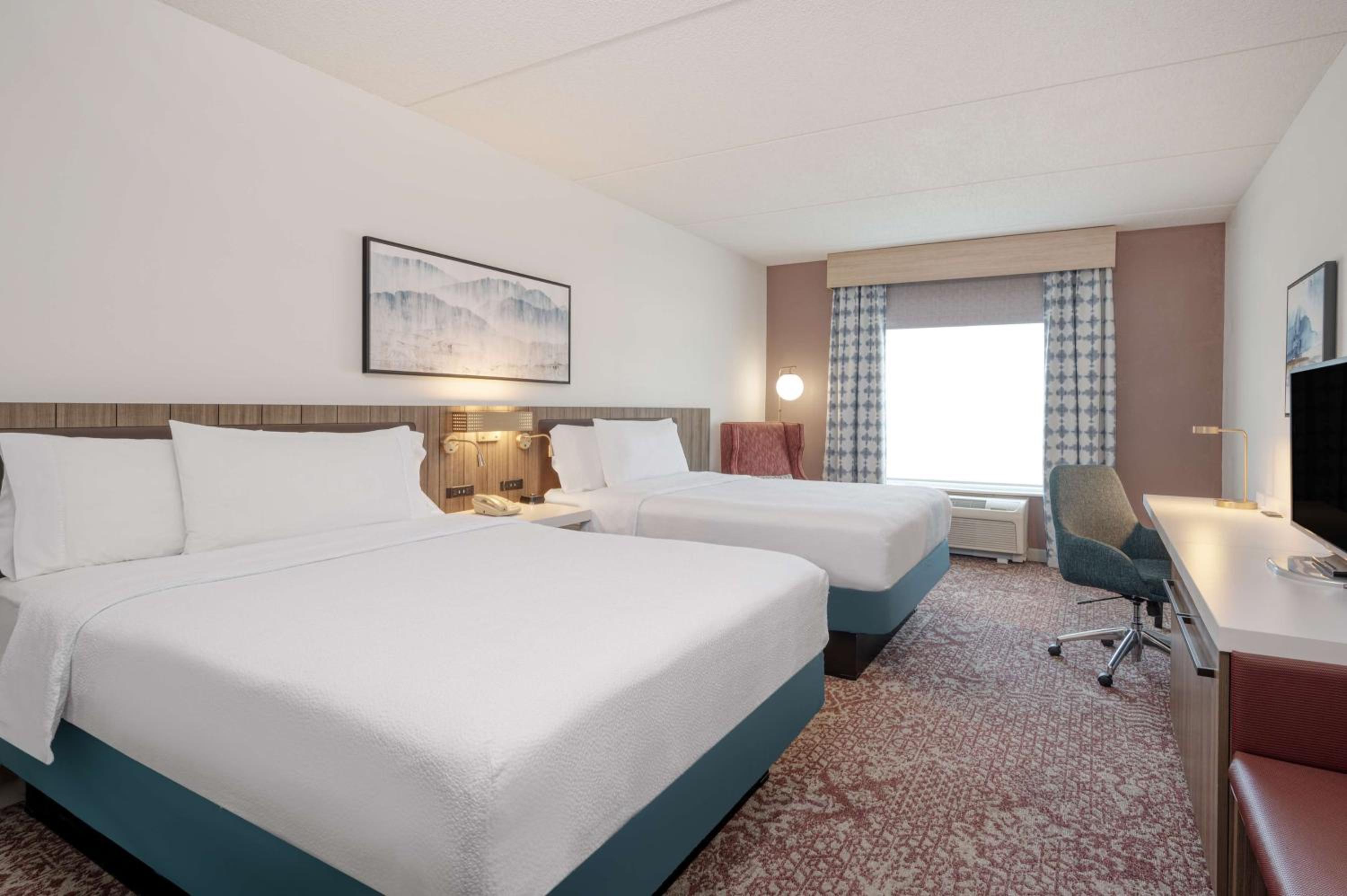 Queen Room with Two Queen Beds - Photo 5