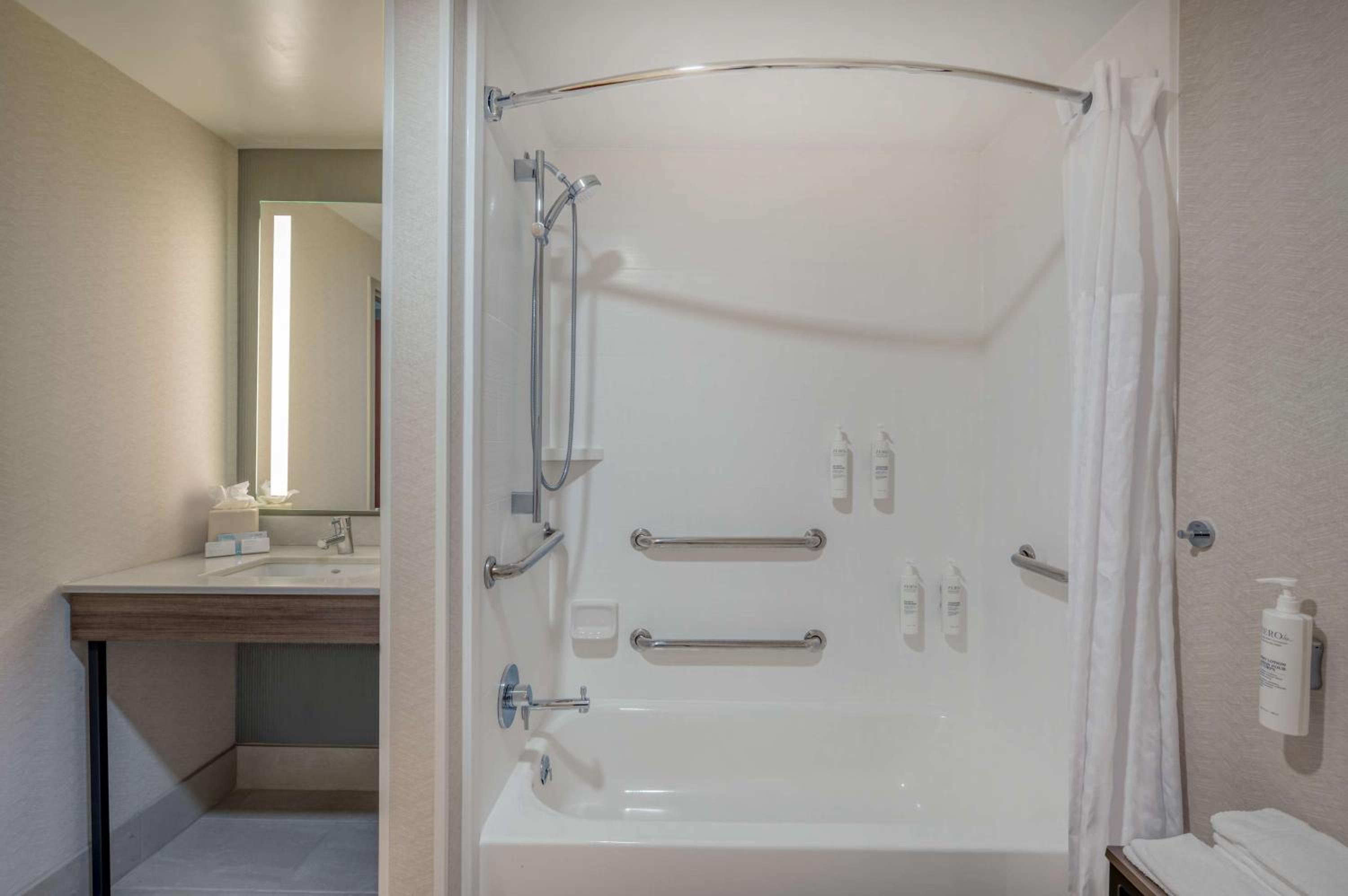 King Room with Tub - Mobility and Hearing Access - Photo 3