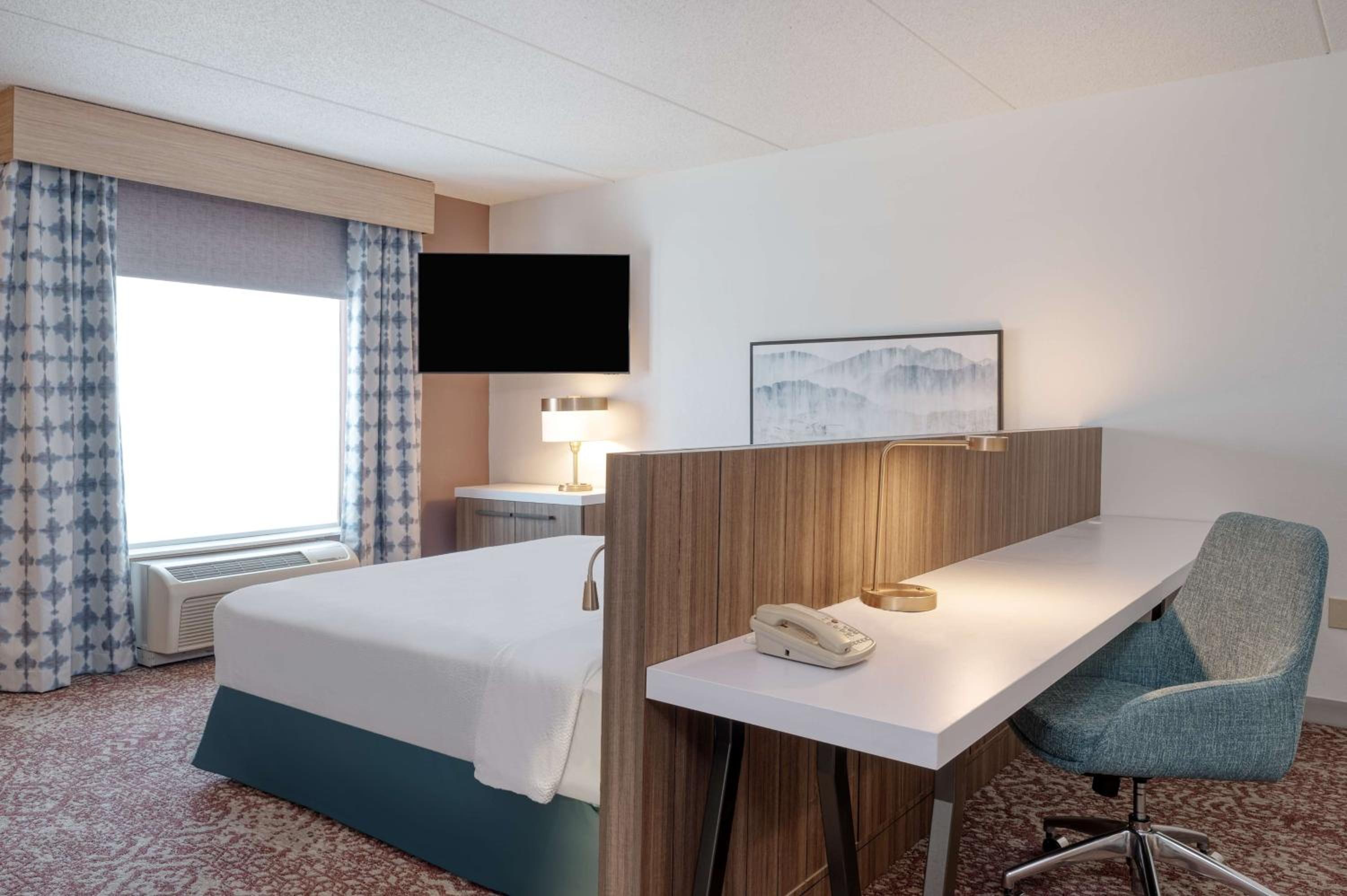 King Room with Tub - Mobility and Hearing Access - Photo 2
