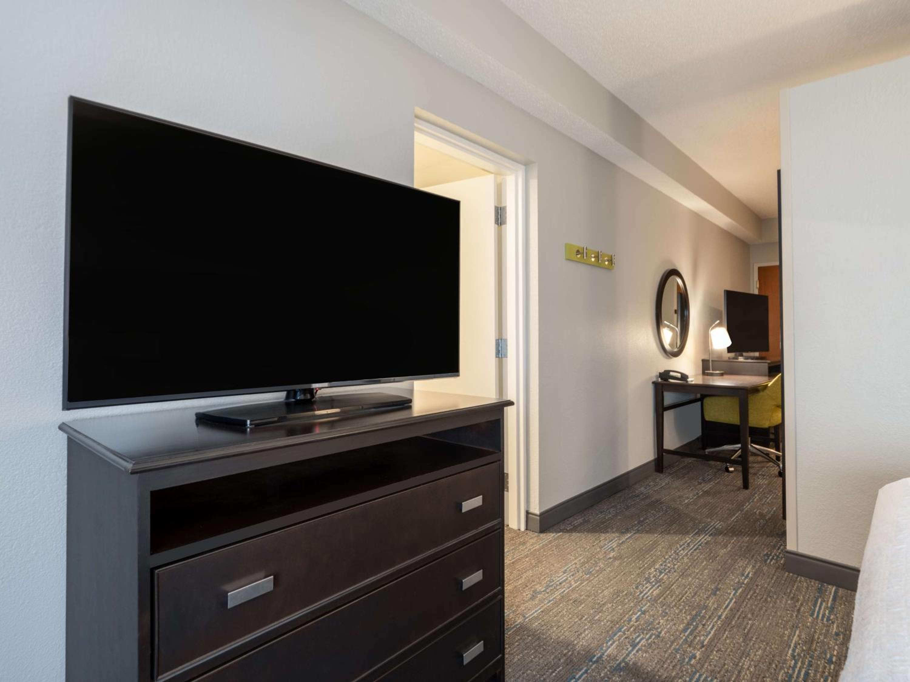 King Suite with Sofa Bed - Non-Smoking - Photo 10