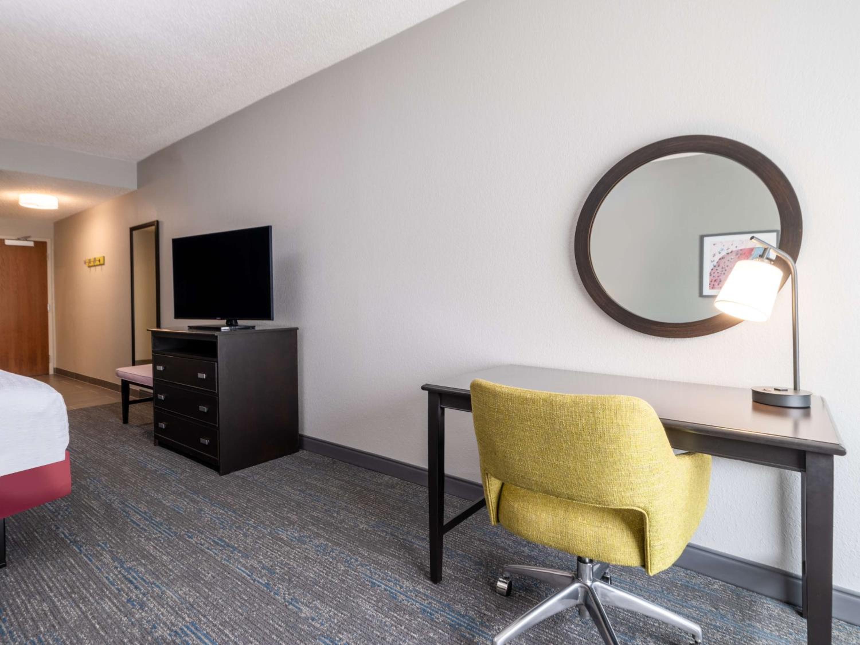 Non-Smoking King Suite with Refrigerator - Photo 7