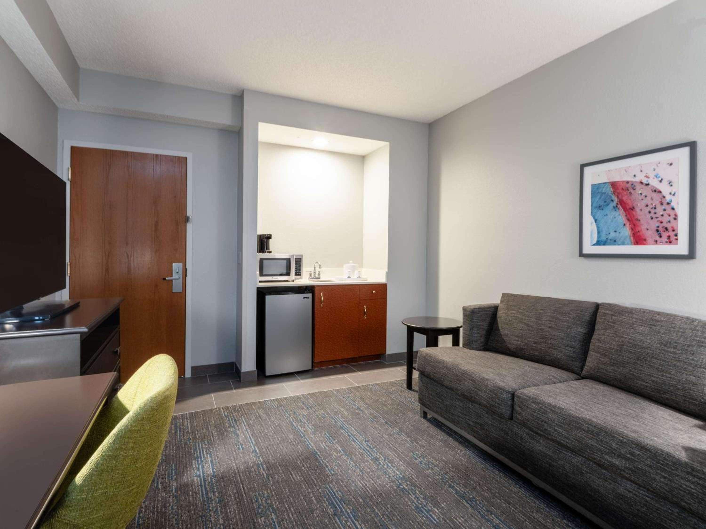 King Suite with Sofa Bed - Non-Smoking - Photo 7