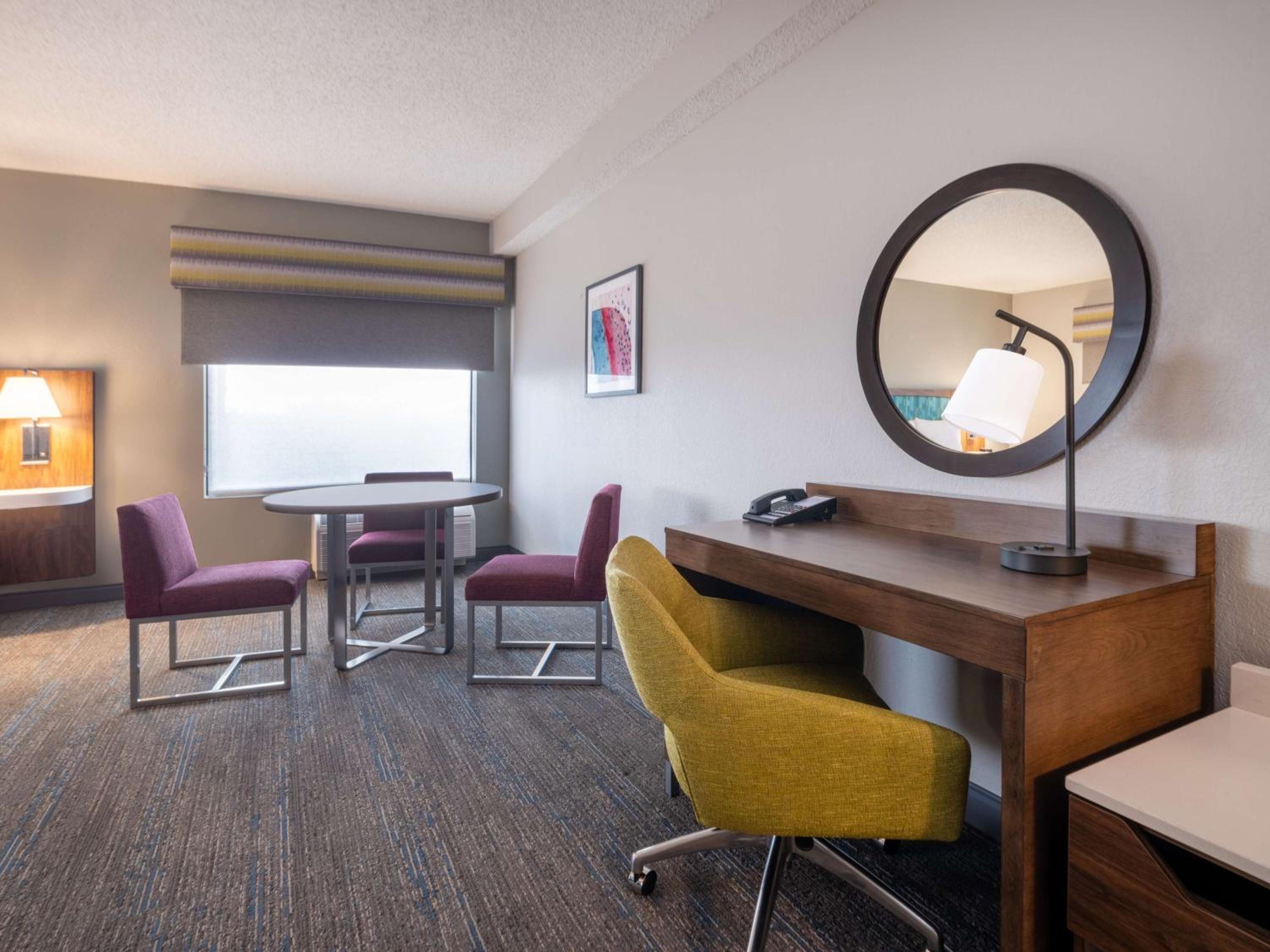 Executive King Suite - Non-Smoking - Photo 2