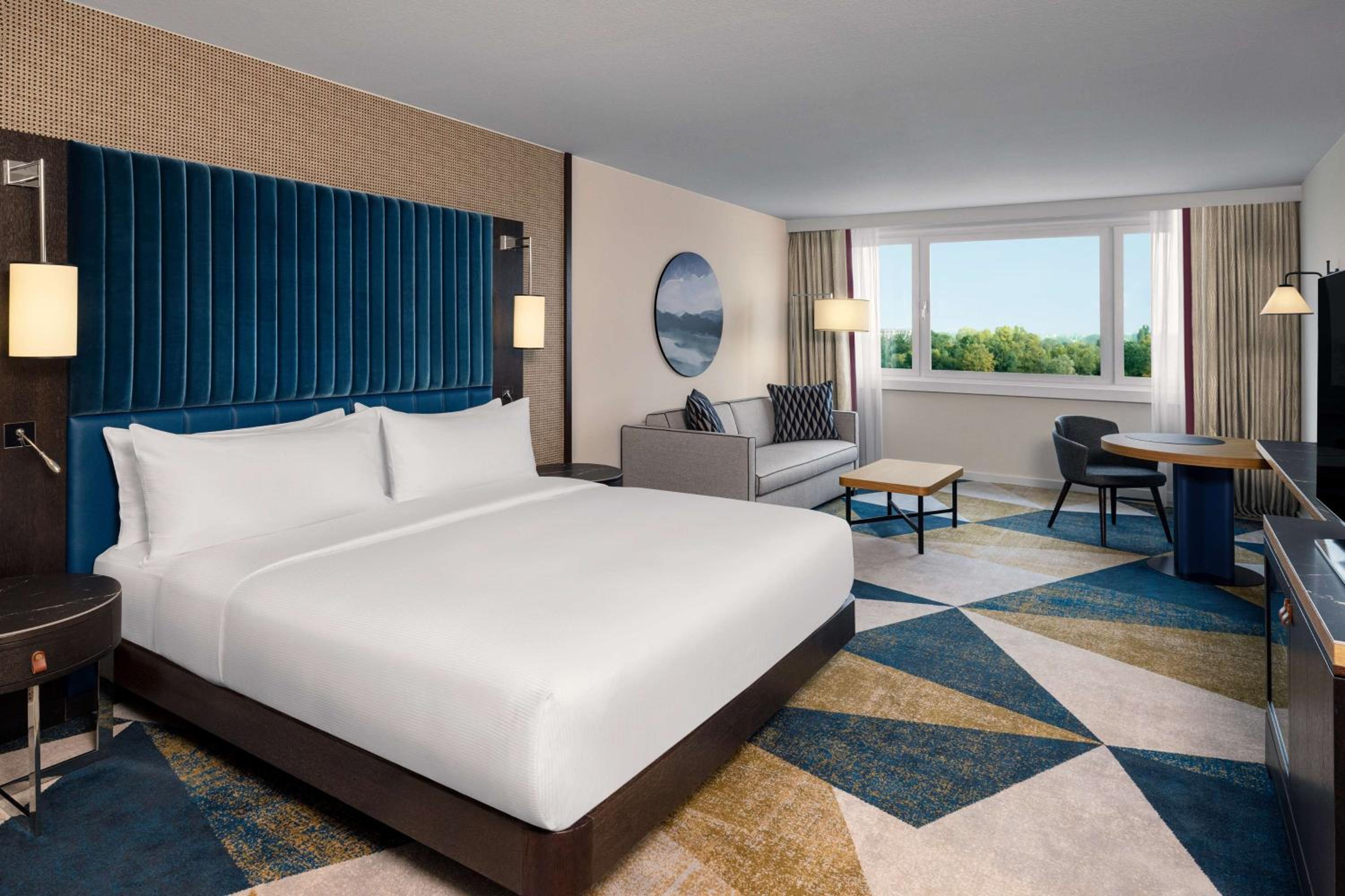 Waterfront King Room with Sofa Bed - Photo 4