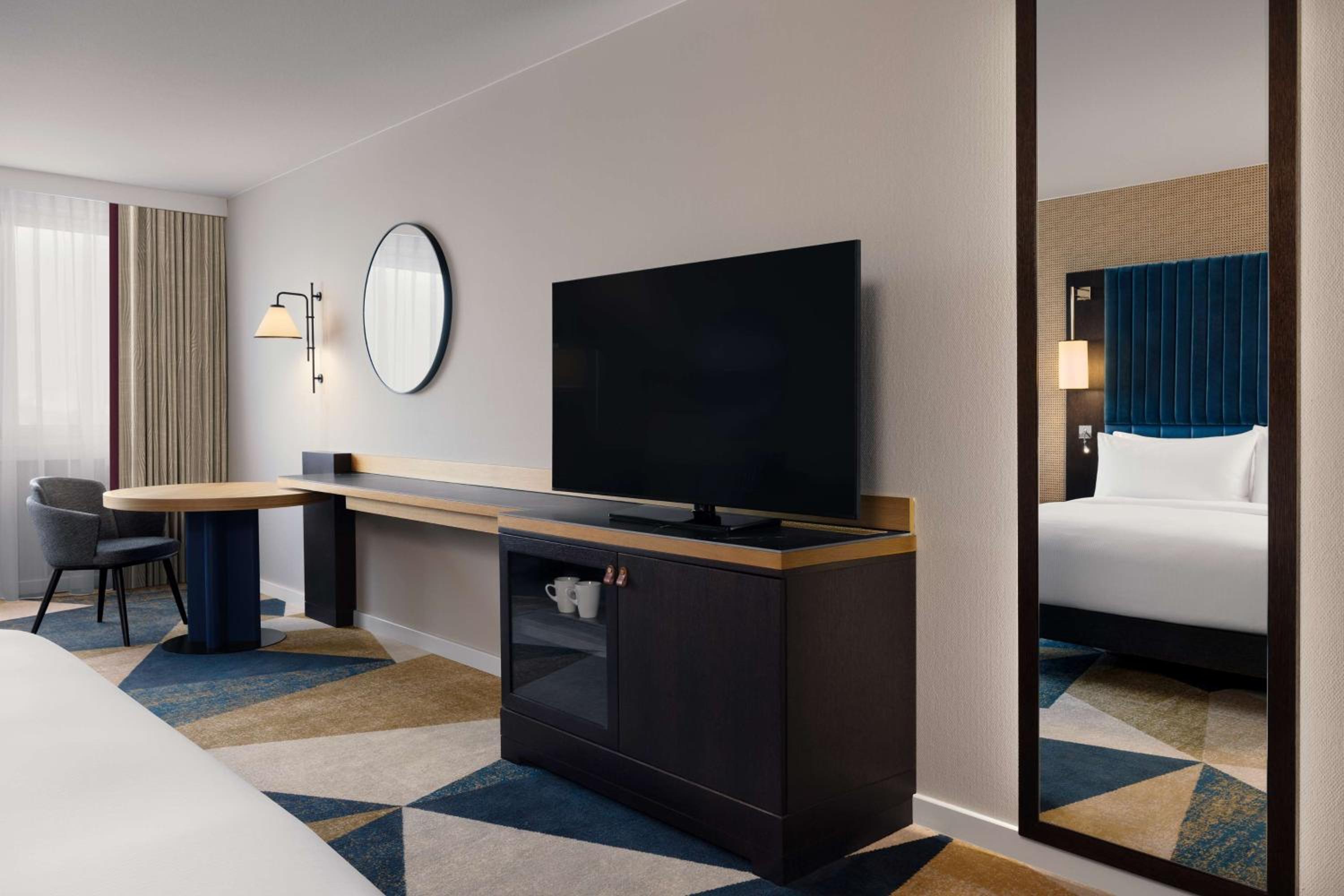 Waterfront King Room with Sofa Bed - Photo 2
