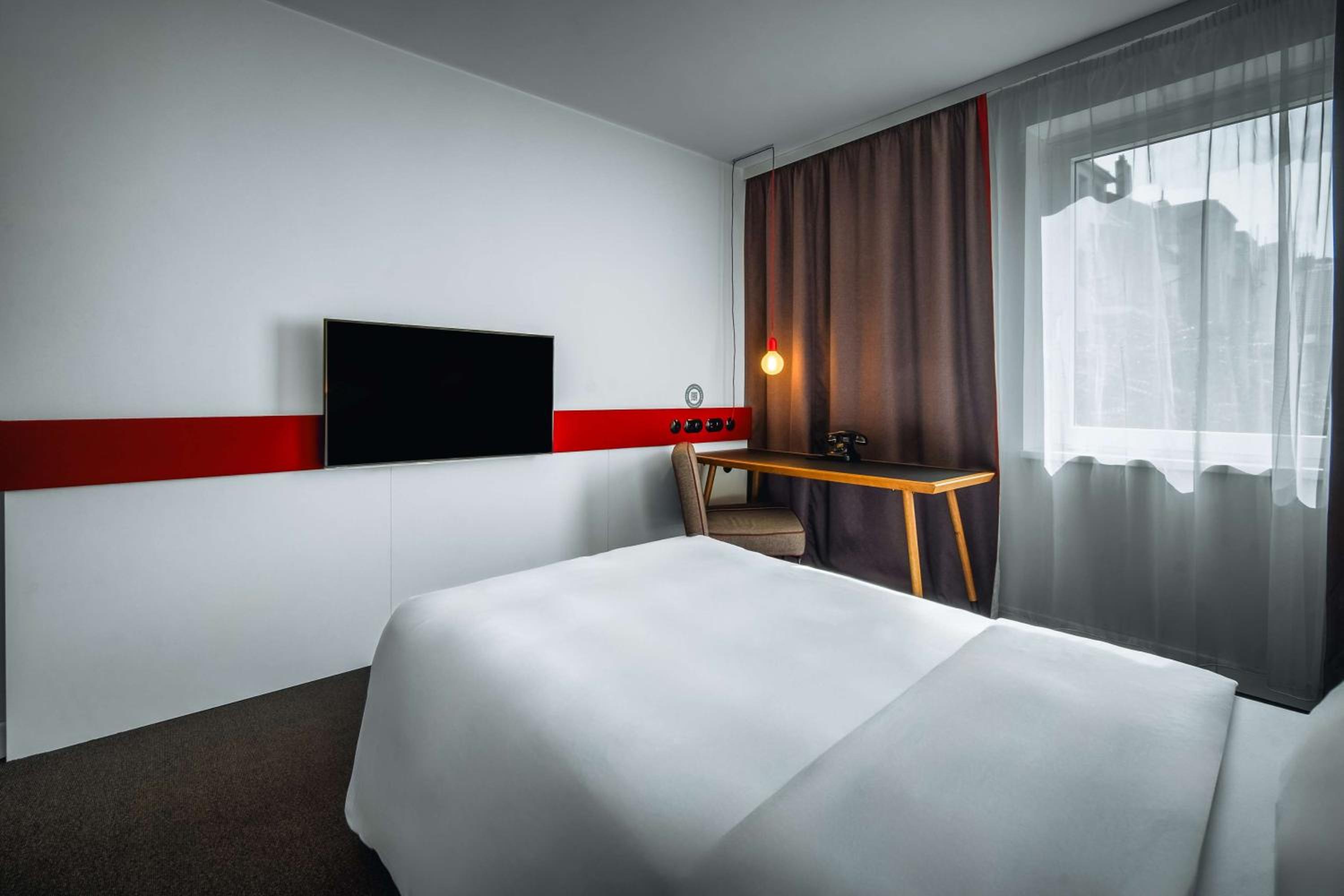 Single Room thumbnail 5