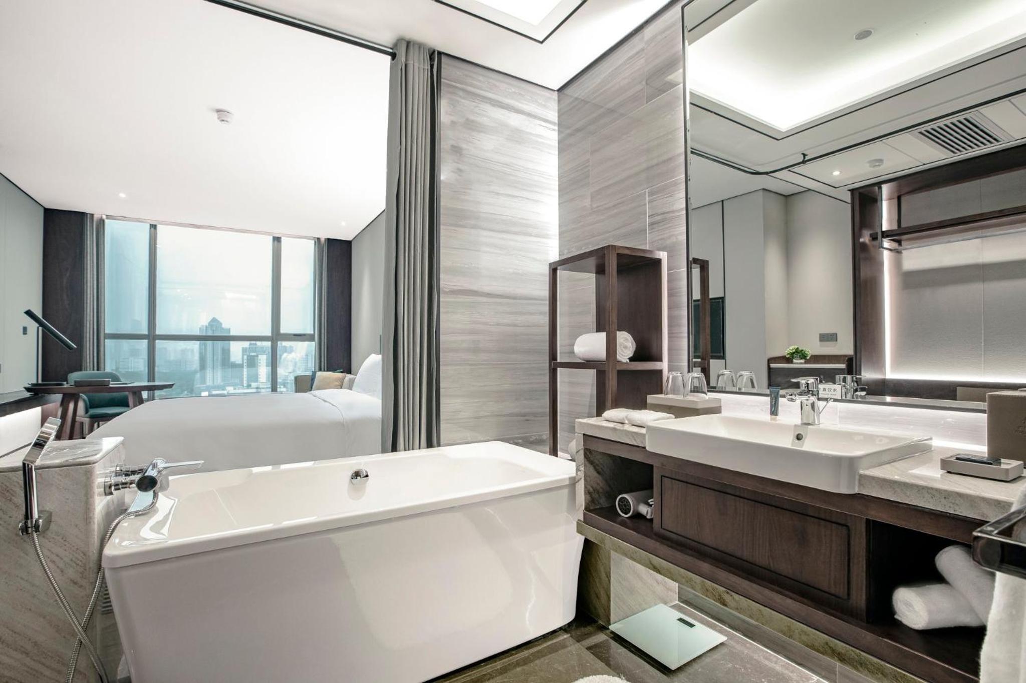 Premium King Room with City View - Photo 2
