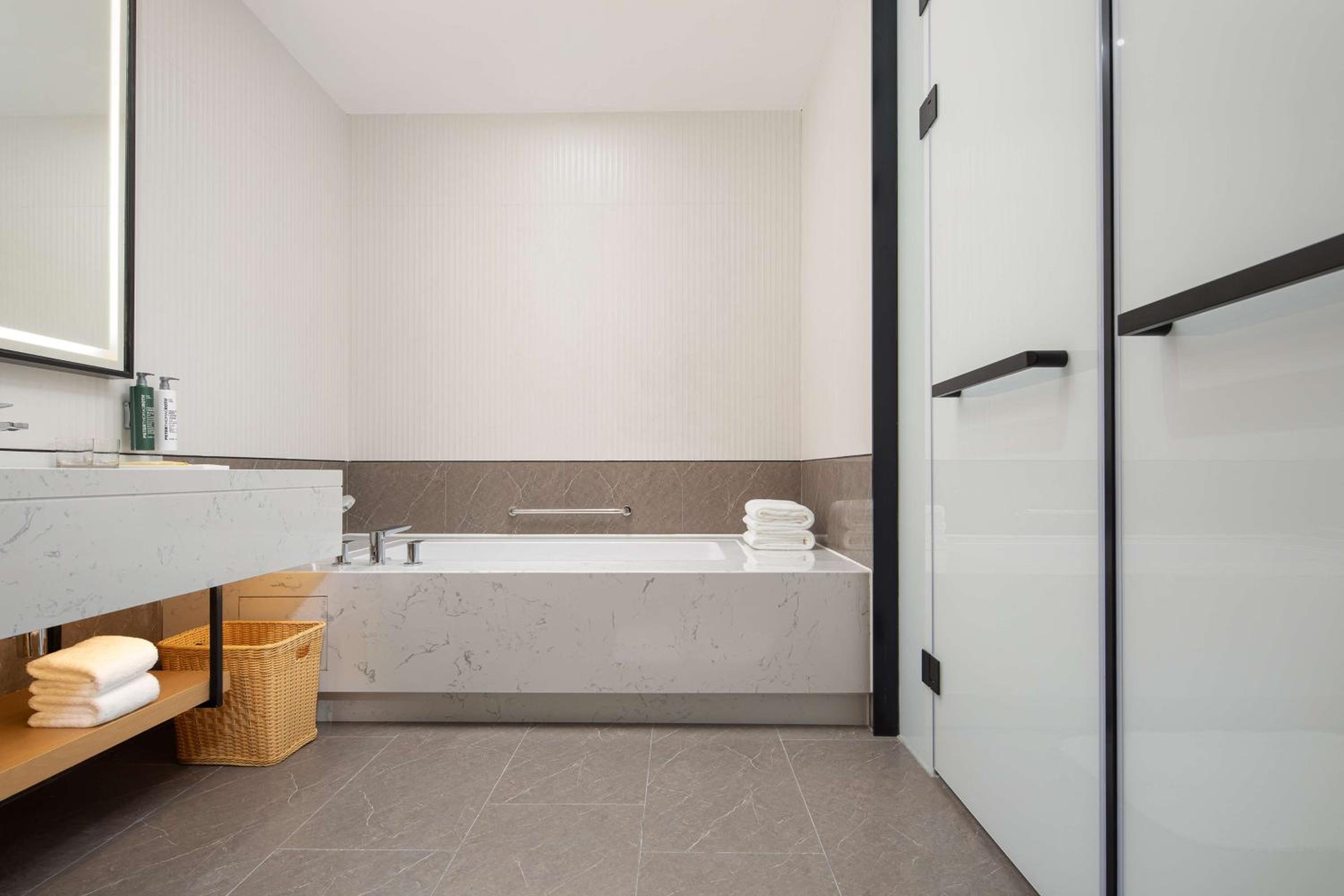 Deluxe King Suite