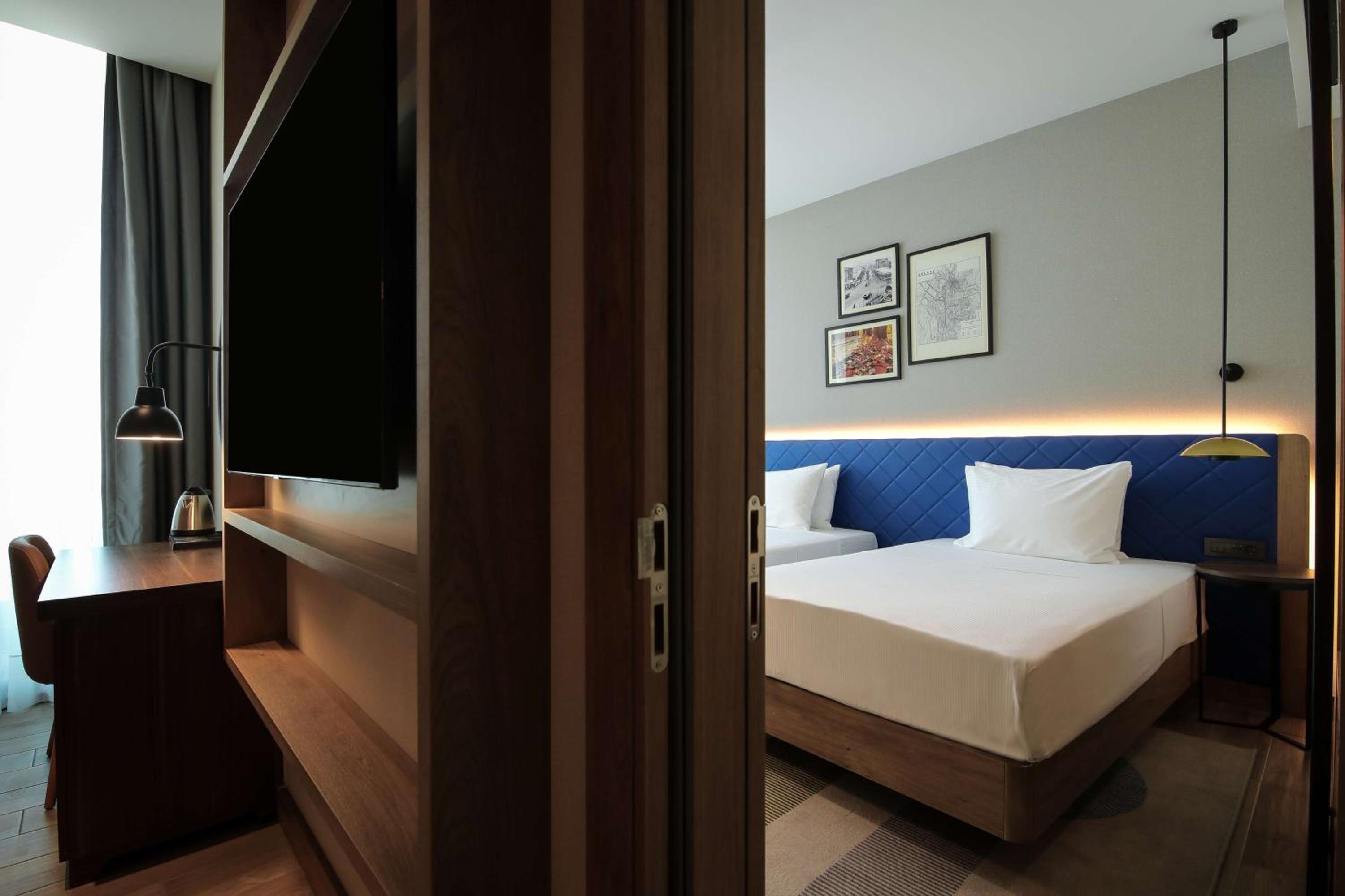Family Connecting Rooms thumbnail 5