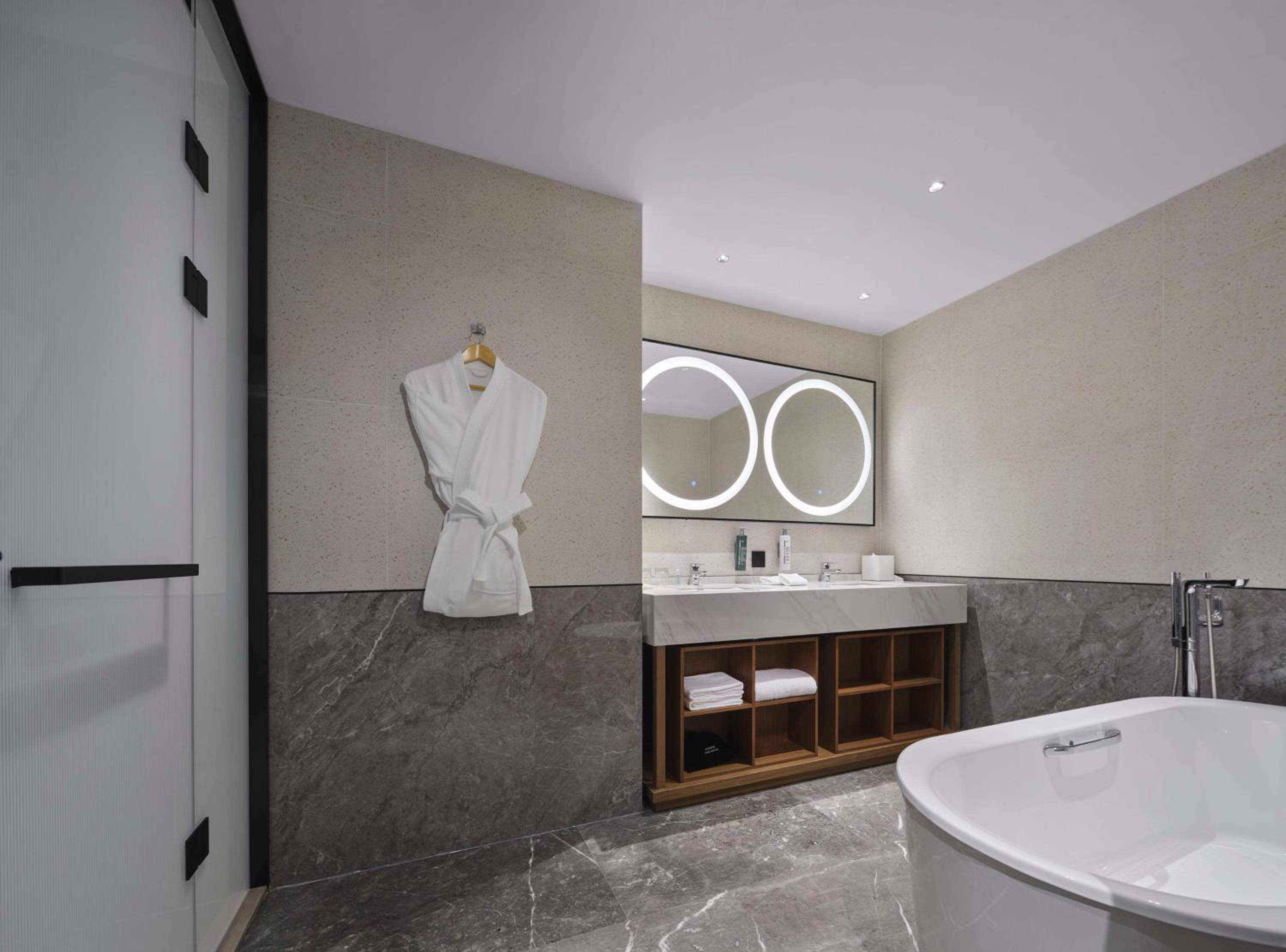 Deluxe King Suite photo 2