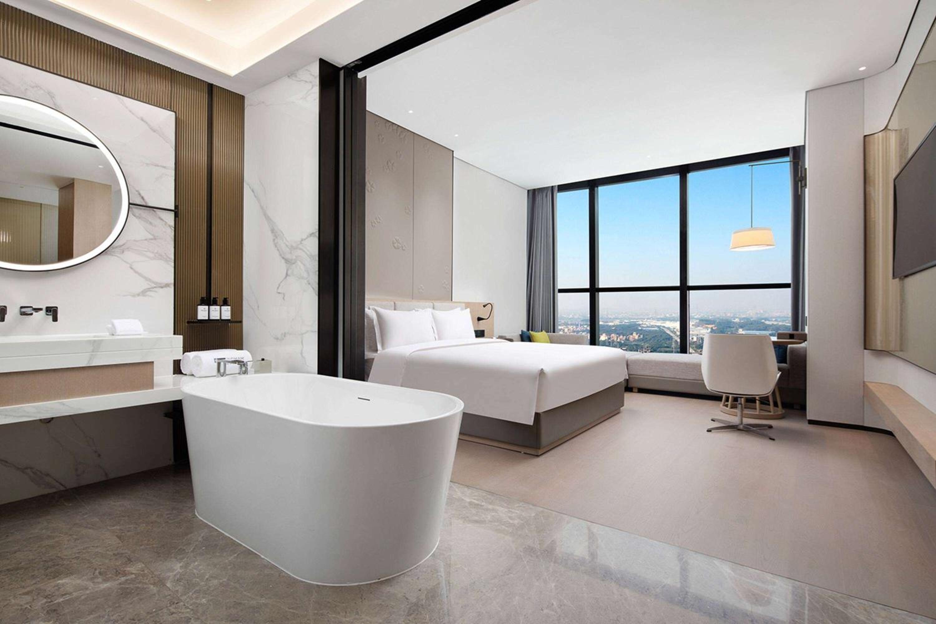 King Suite with Lake View - Non-Smoking