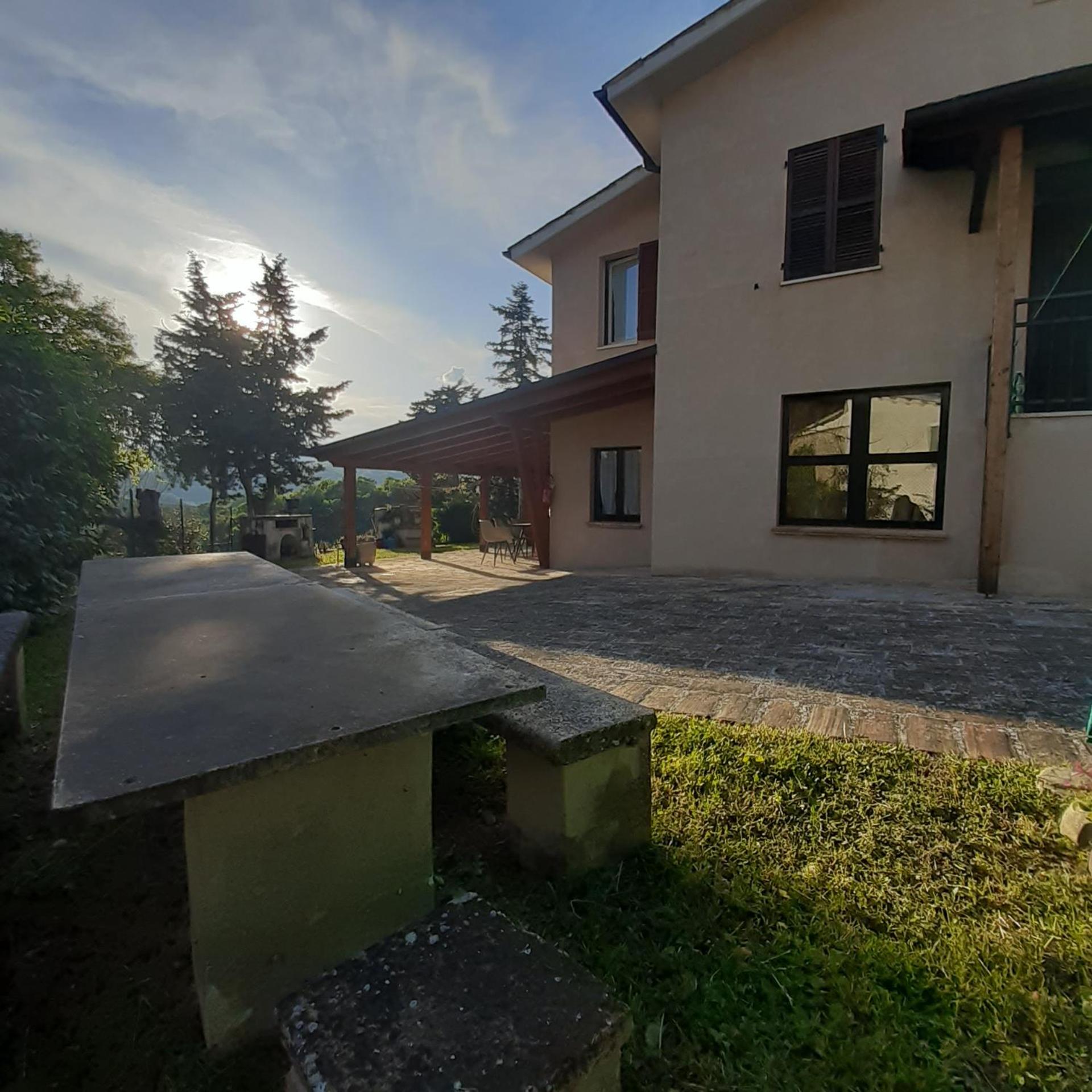 Five-Bedroom House photo 3