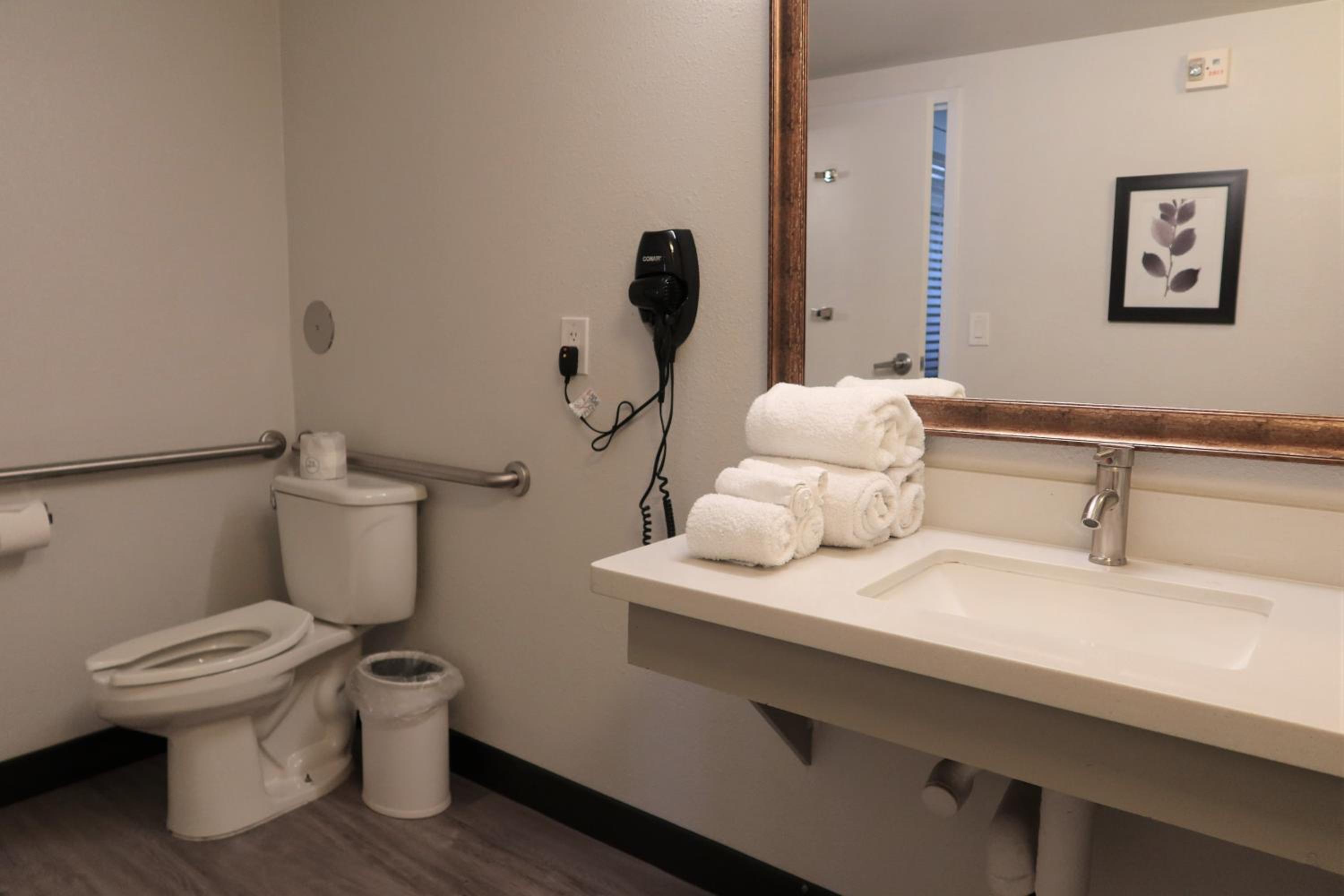 Queen Room - Disability Access - Photo 3