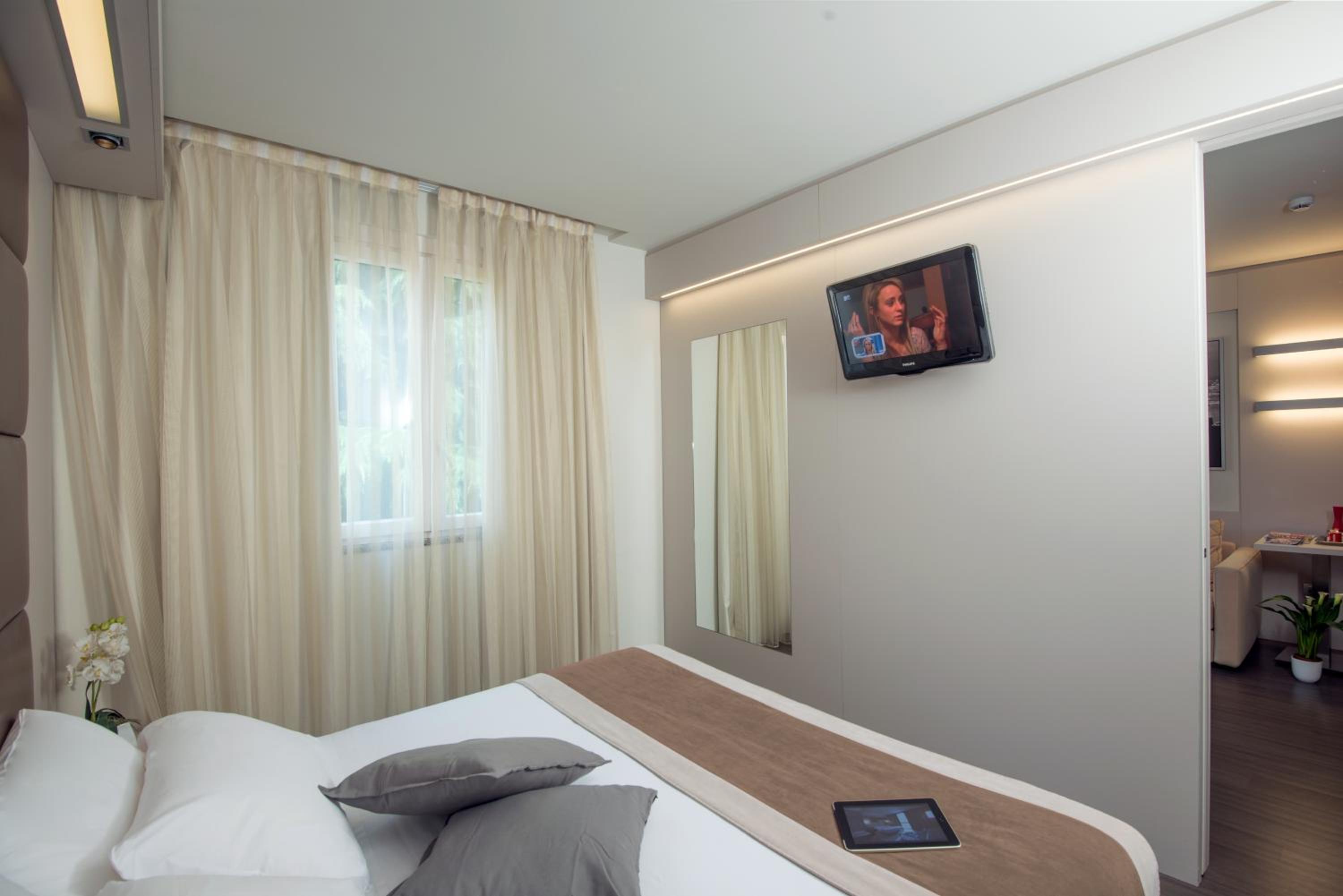 Suite - Photo 1