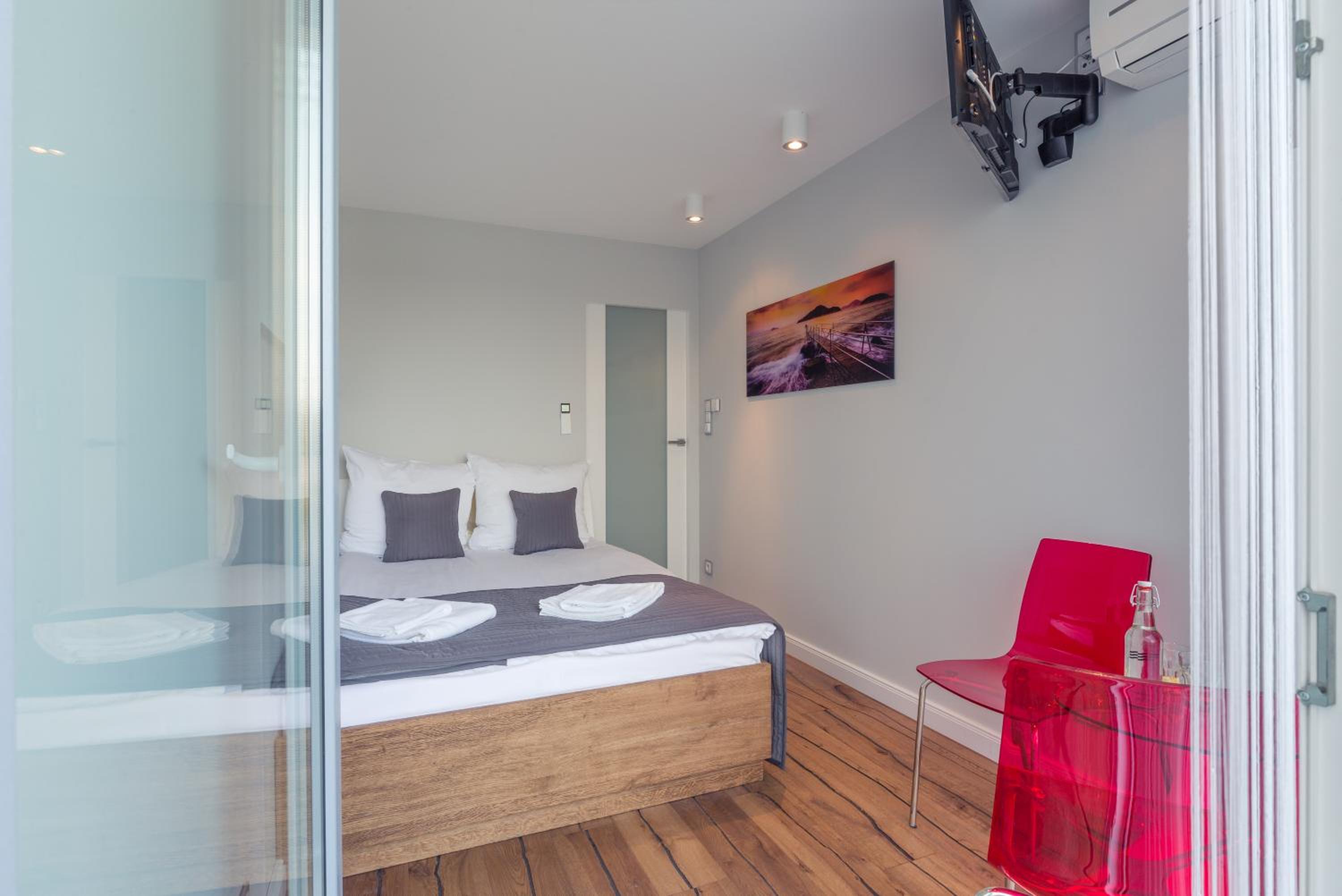Superior Suite - Photo 11