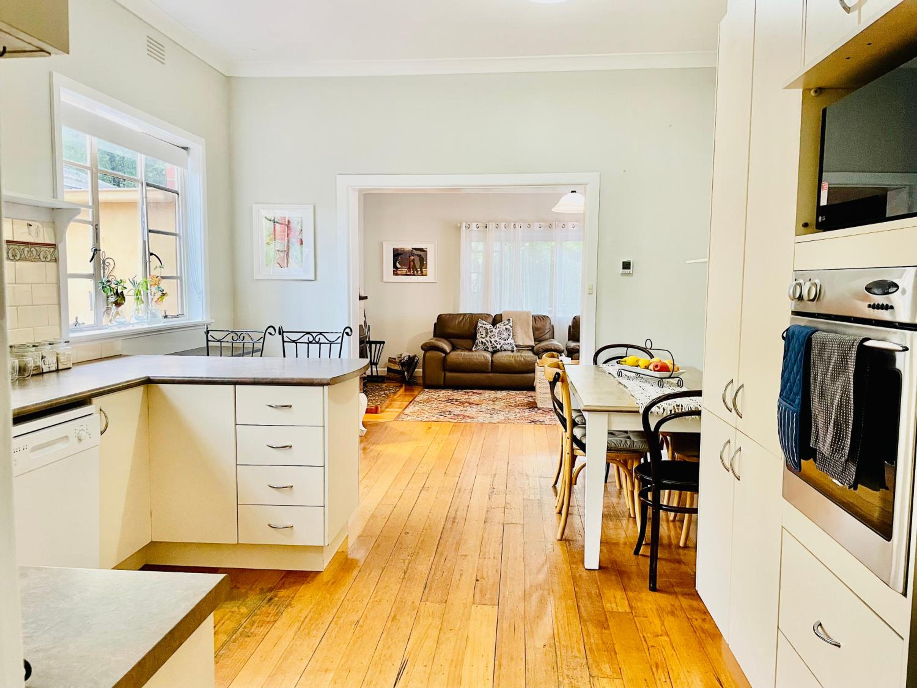 Five-Bedroom House photo 2