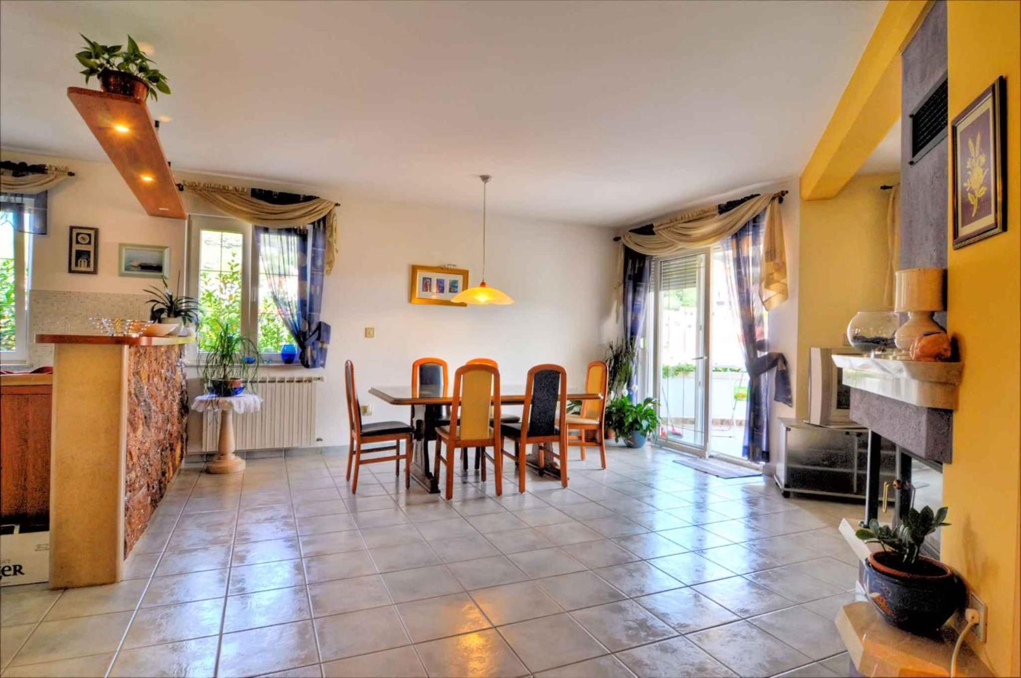 Apartment 4 photo 2
