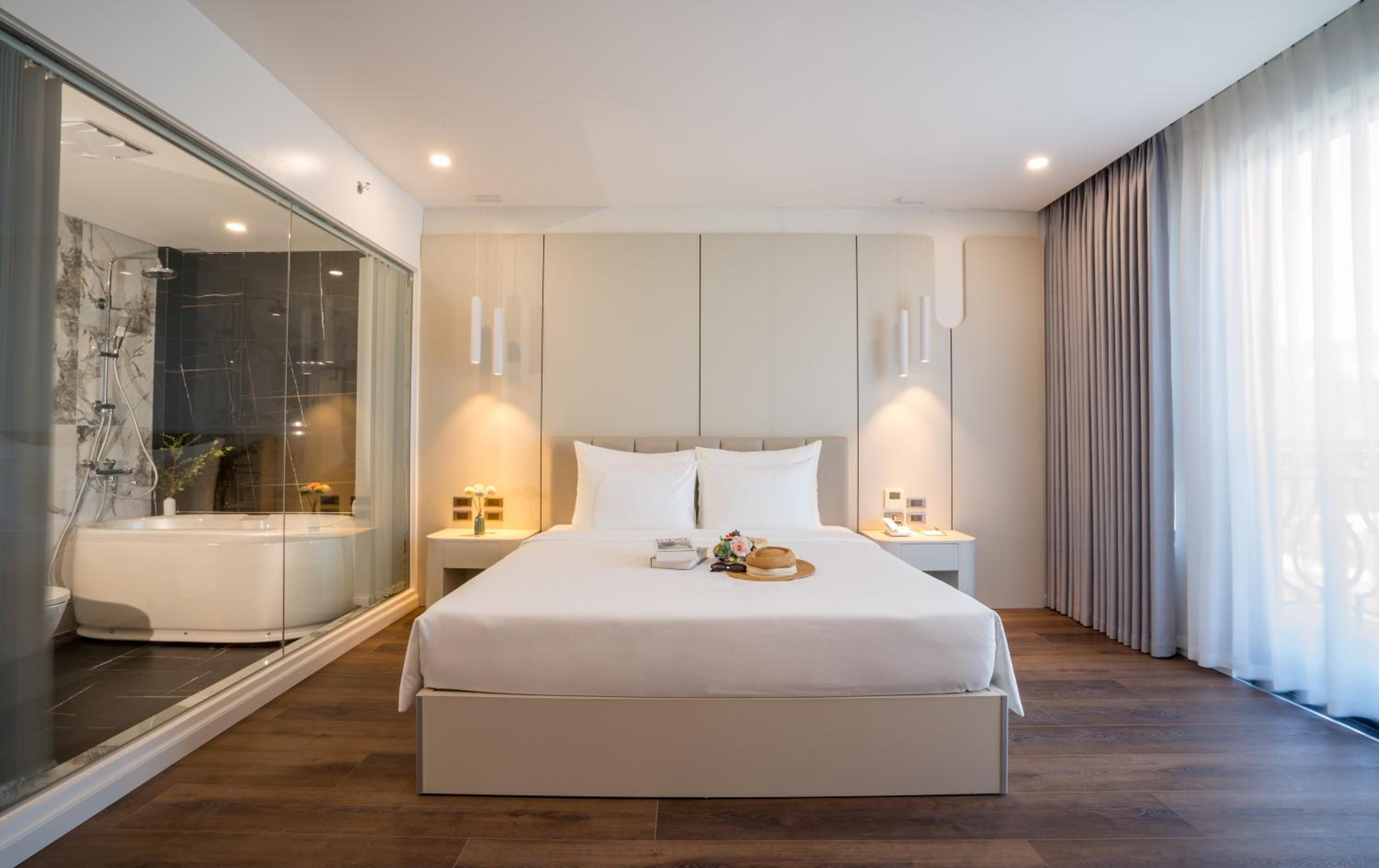 Deluxe Double Room with Balcony - Photo 5