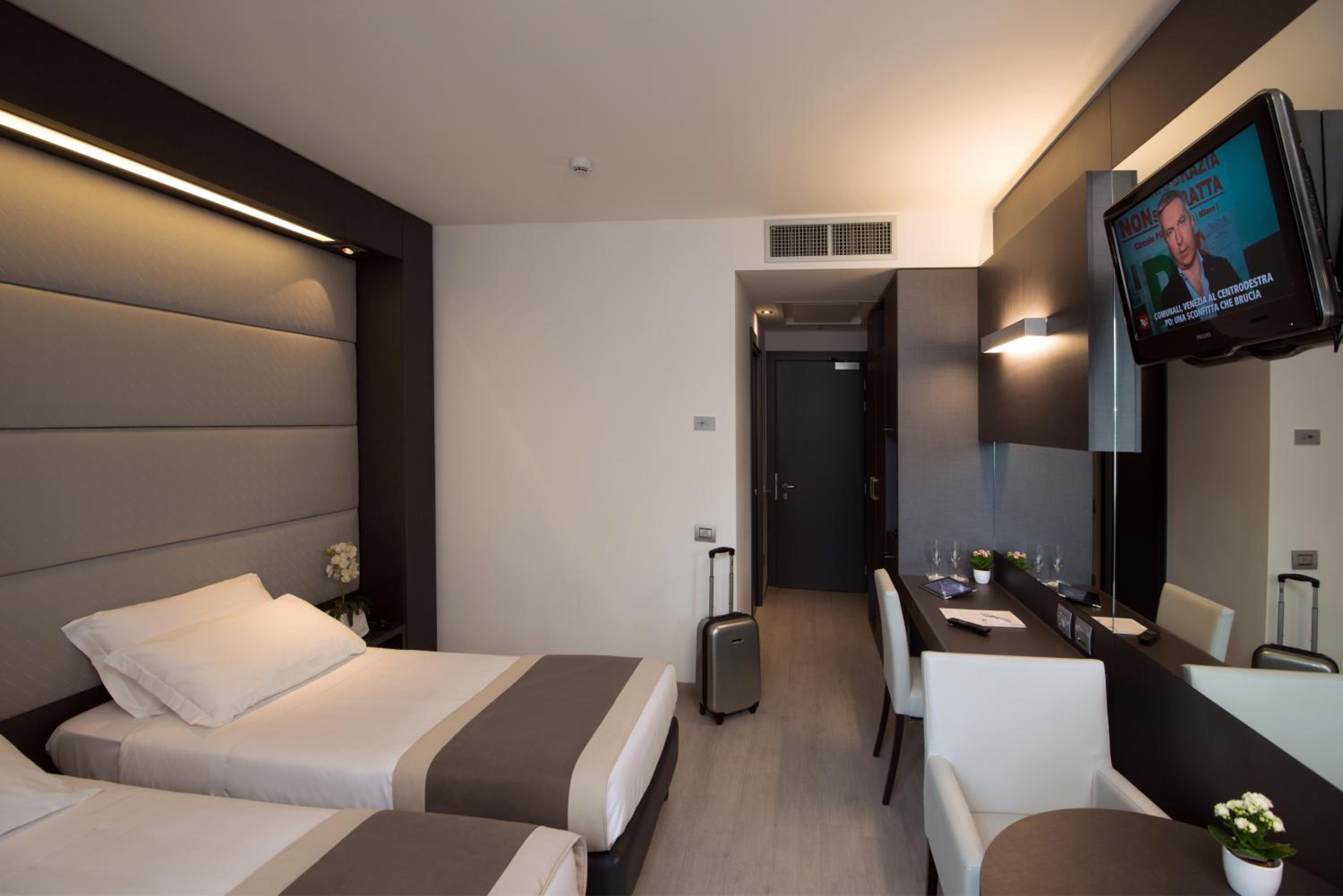 Twin Room - Photo 3