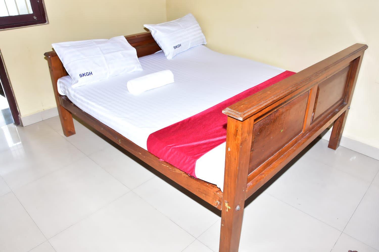 Budget Double Room - Photo 9