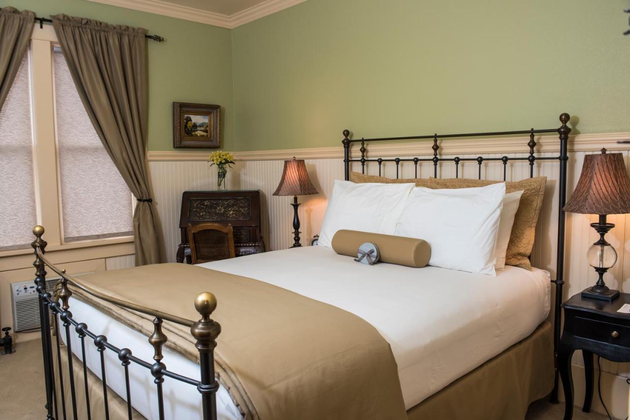 Deluxe king room with sofa bed
