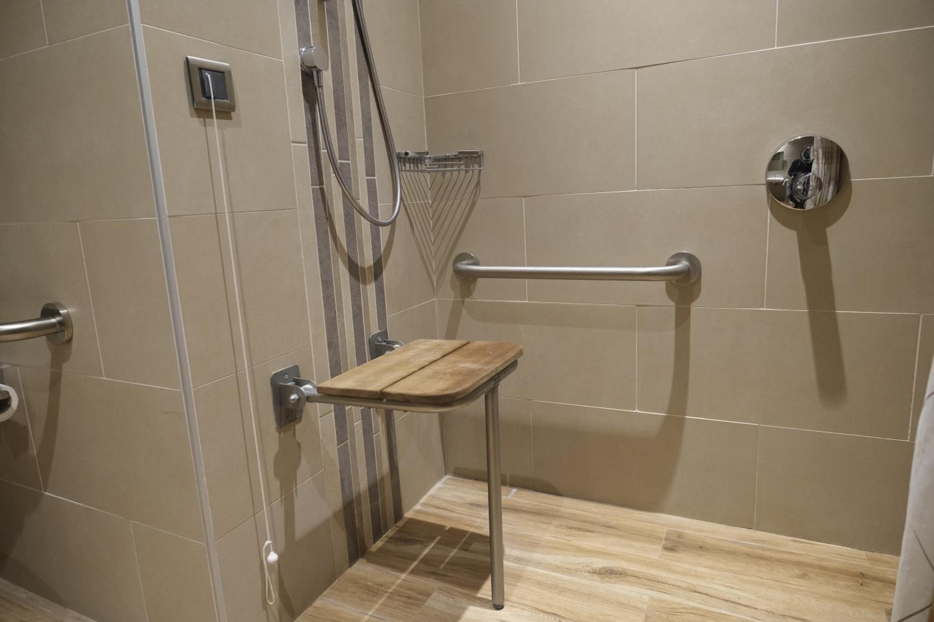 Queen Room - Accessible