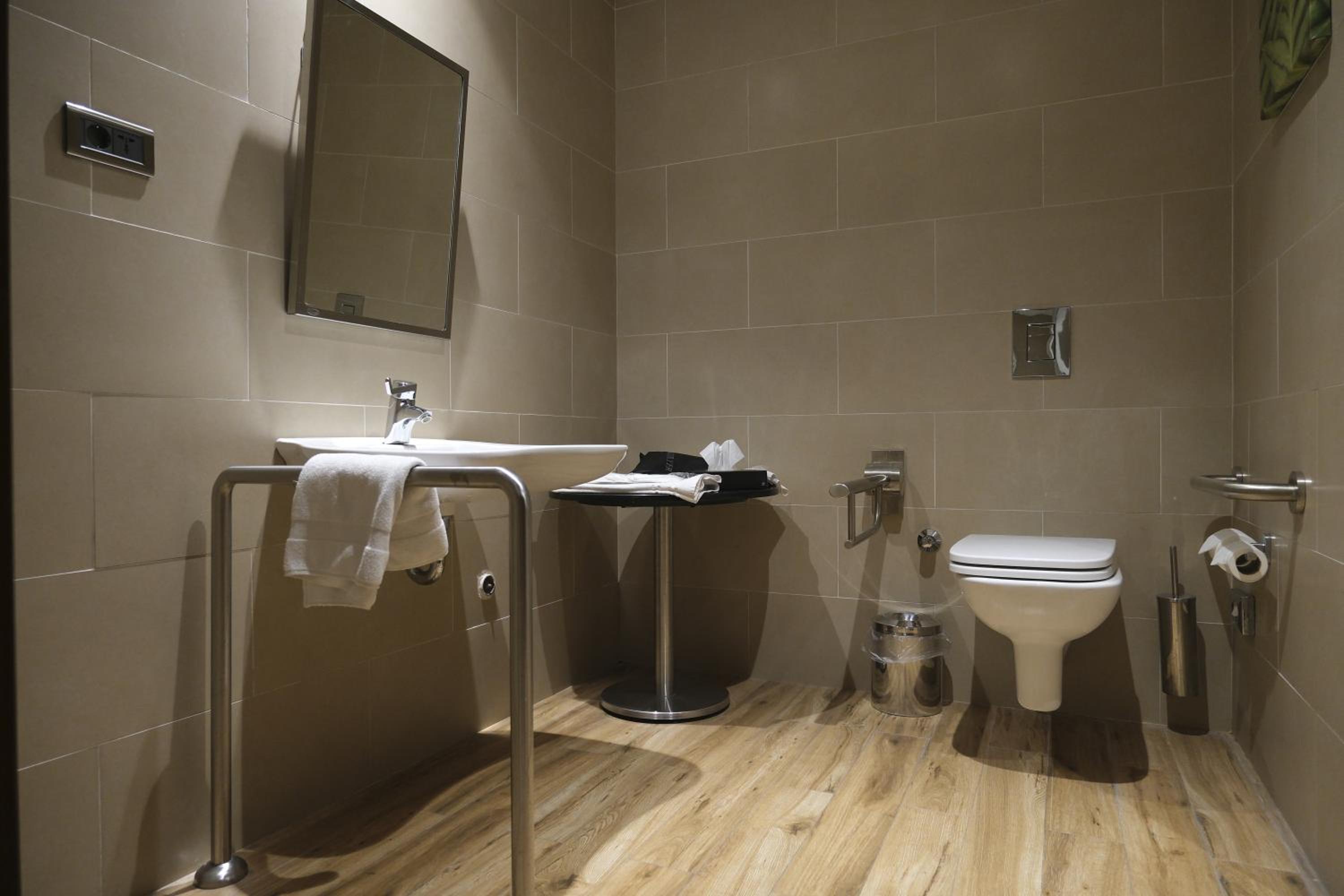 Queen Room - Accessible