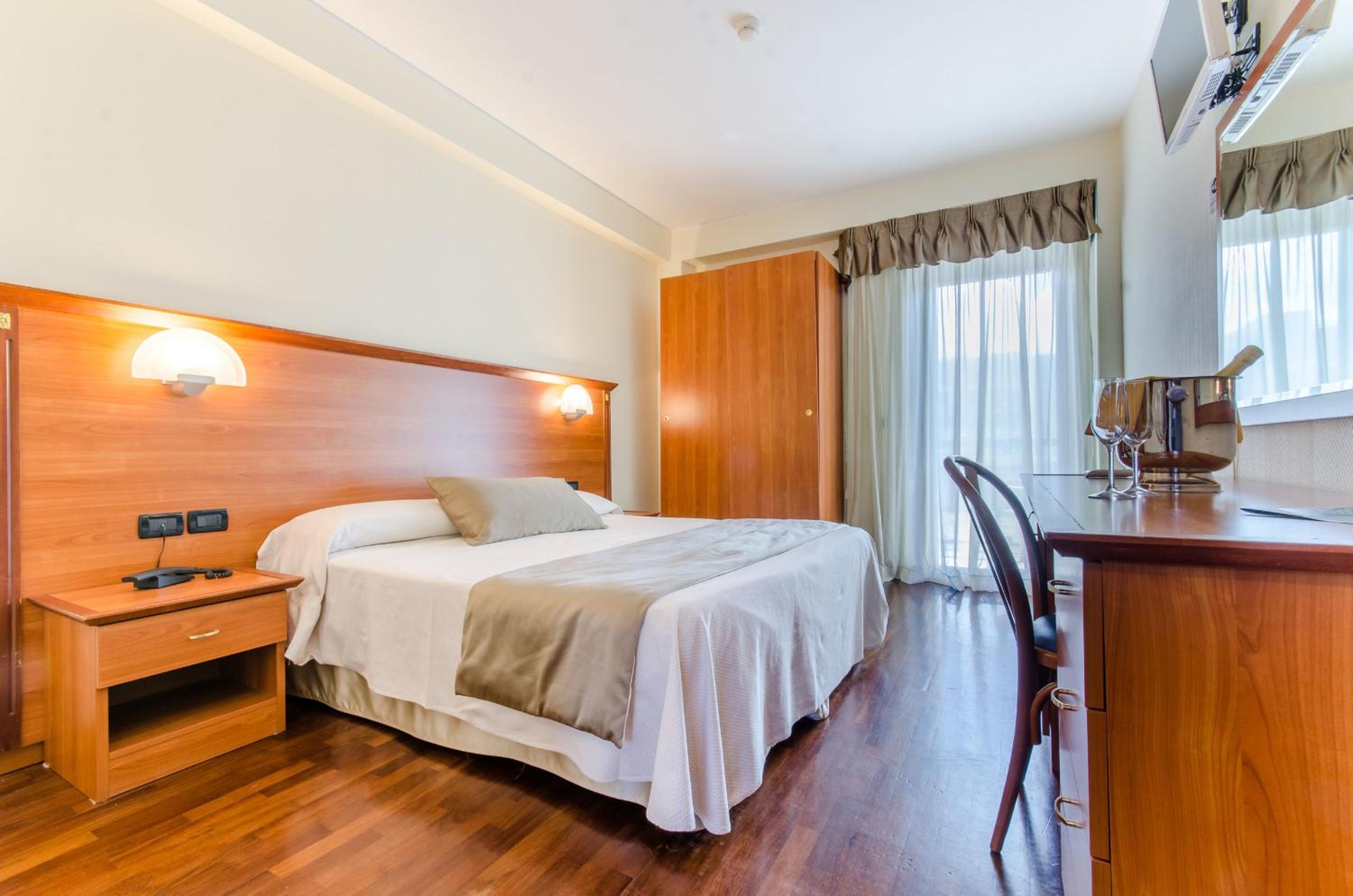 Standard Double or Twin Room - Photo 2