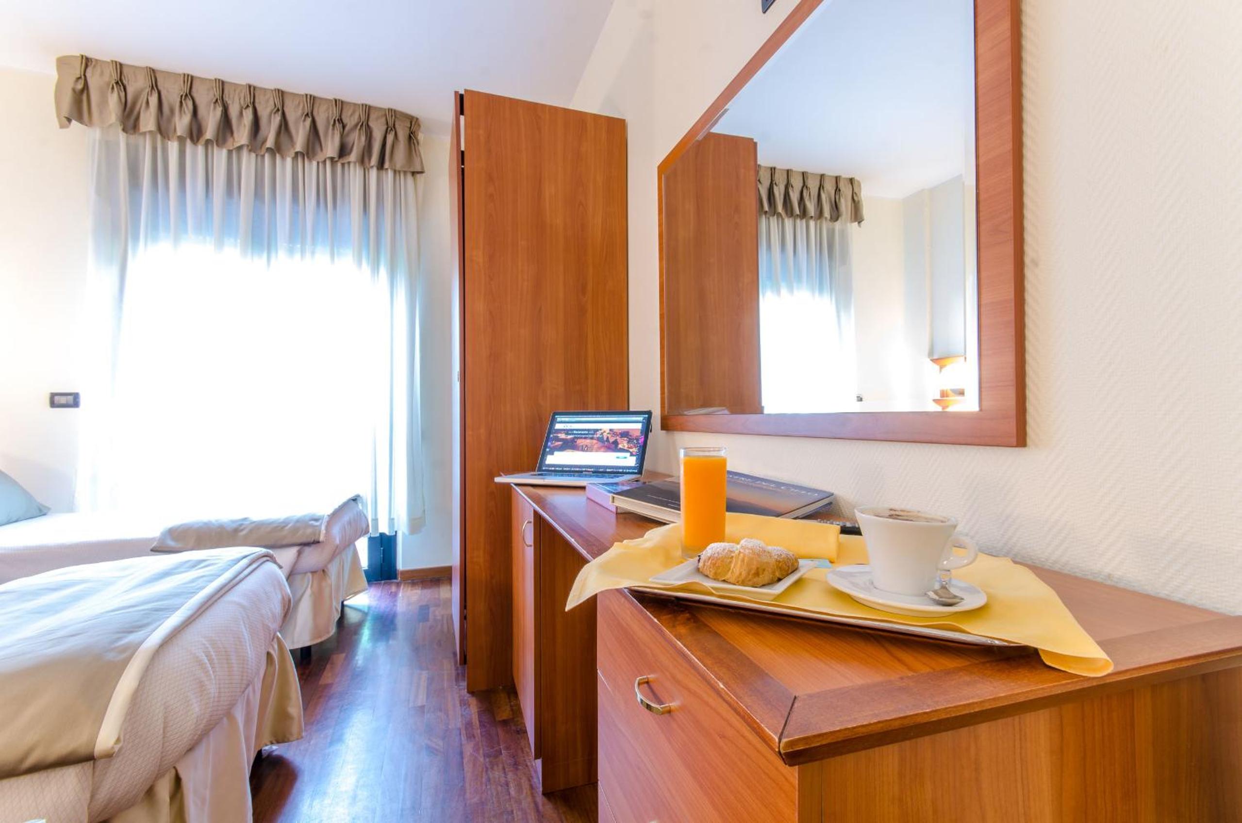 Standard Double or Twin Room - Photo 4